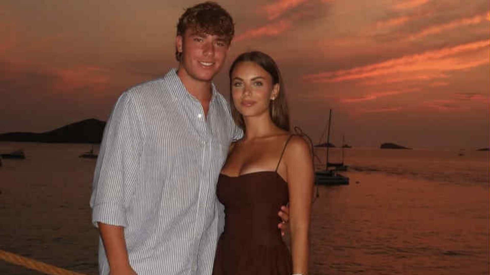Cristian Totti a Ibiza con Melissa Monti: cosa hanno indossato per la foto di coppia al tramonto