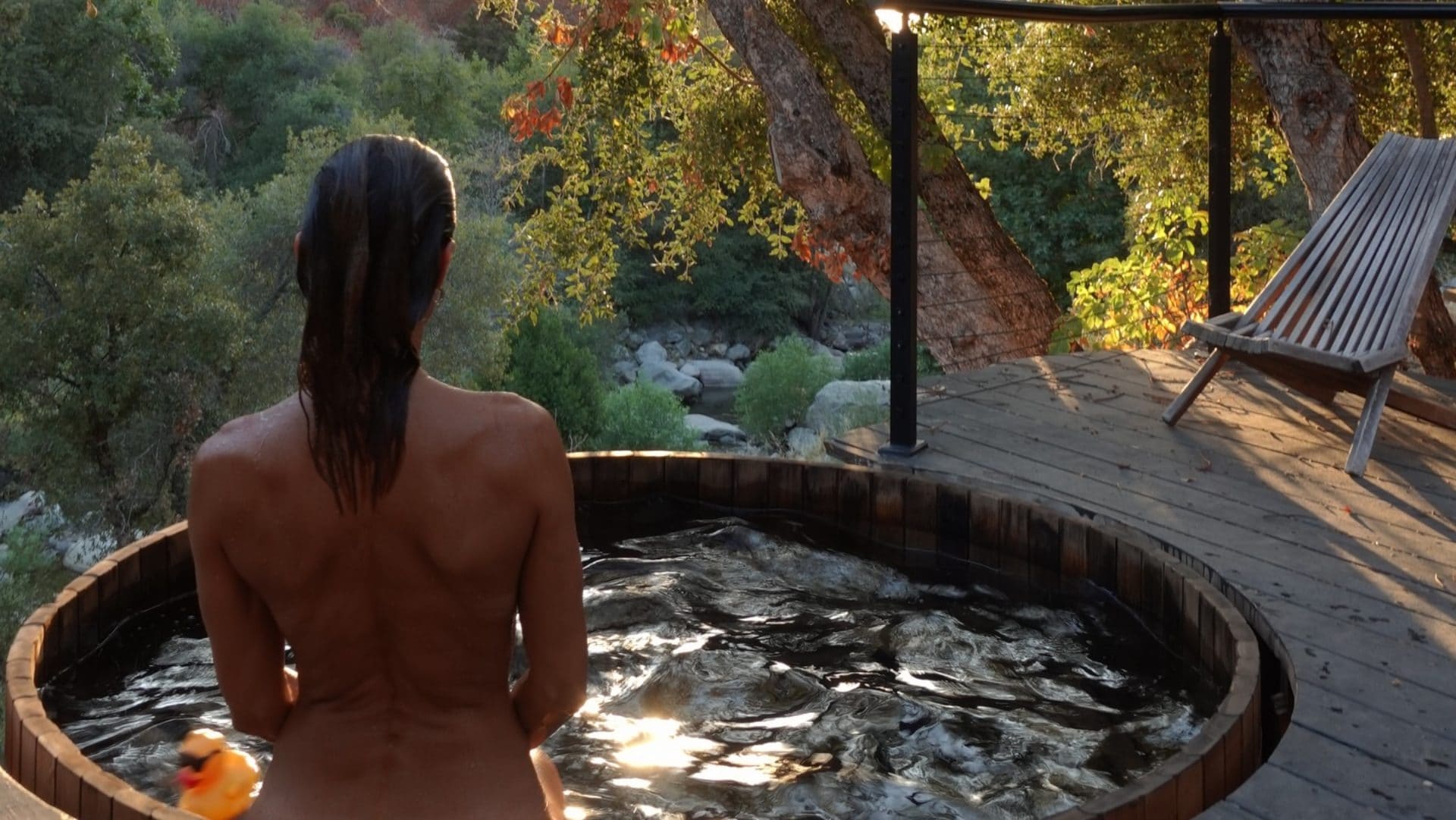 Elisabetta Canalis, bagno in topless tra i boschi: la vacanza nella villa con sauna all'aperto