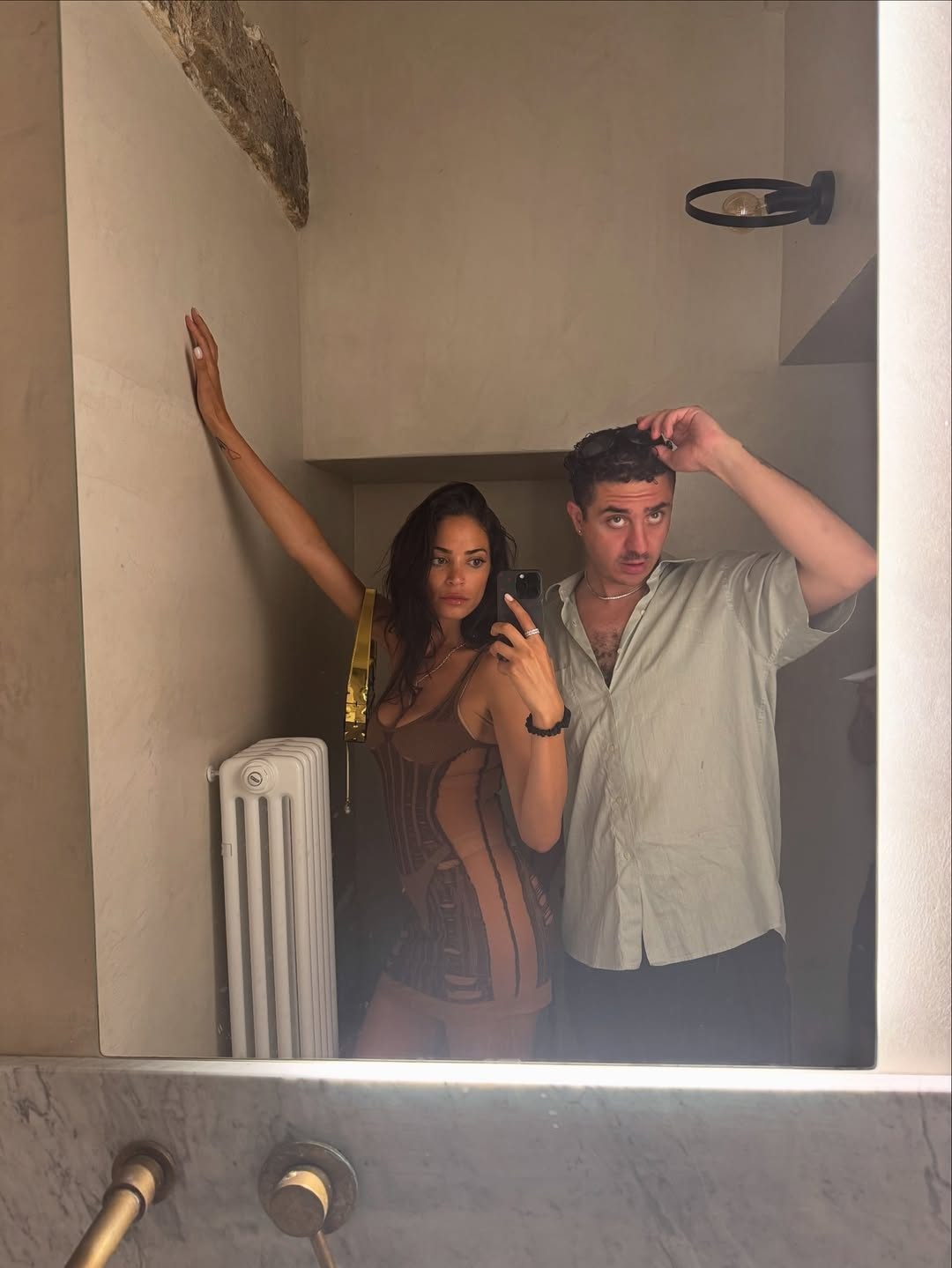 Elodie indossa abito Diesel e borsa Amina Muaddi