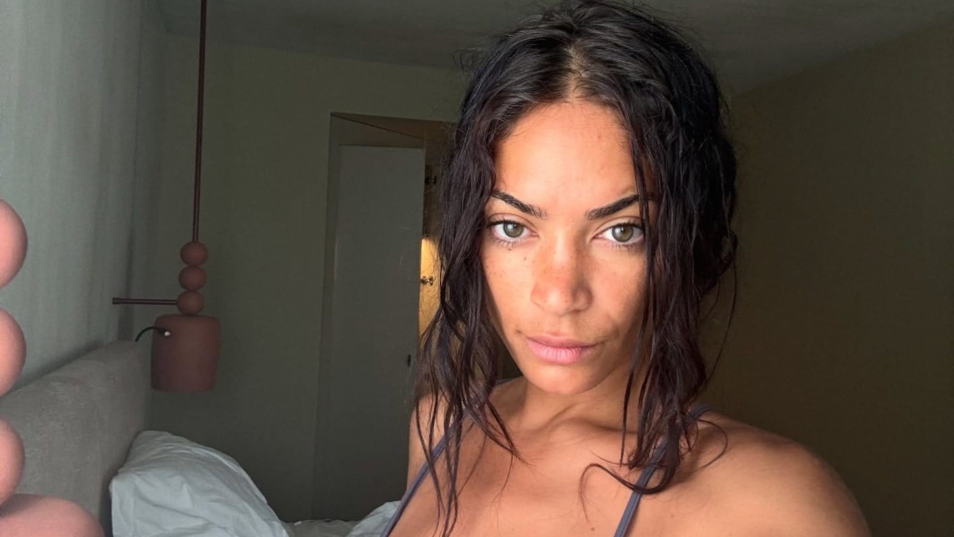 L'estate senza trucco di Elodie: le foto al naturale in vacanza con Andrea Iannone