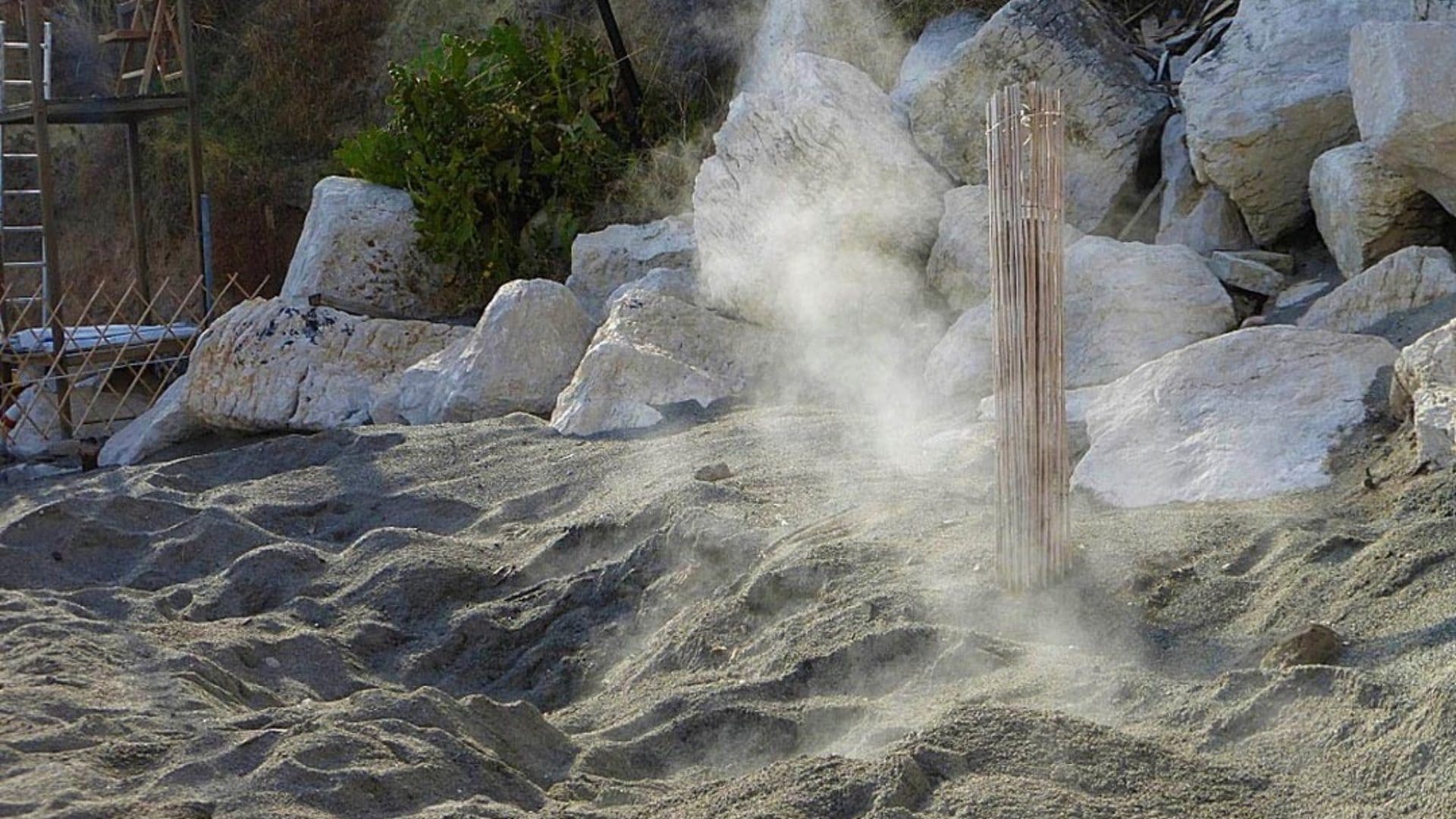 Fumarole d'Ischia, la spiaggia dove si potrebbe cucinare nella sabbia vulcanica ma è vietato farlo