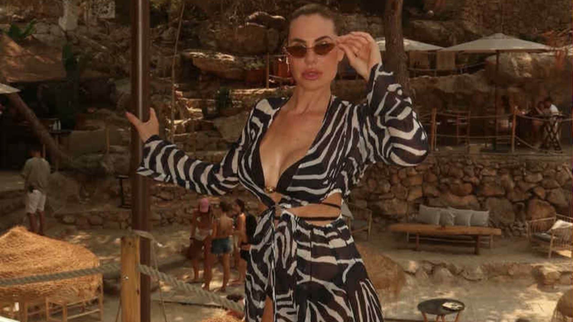 Ilary Blasi infiamma Ibiza con un look animalier da sogno: l'abito-pareo zebrato che fa impazzire i fan!