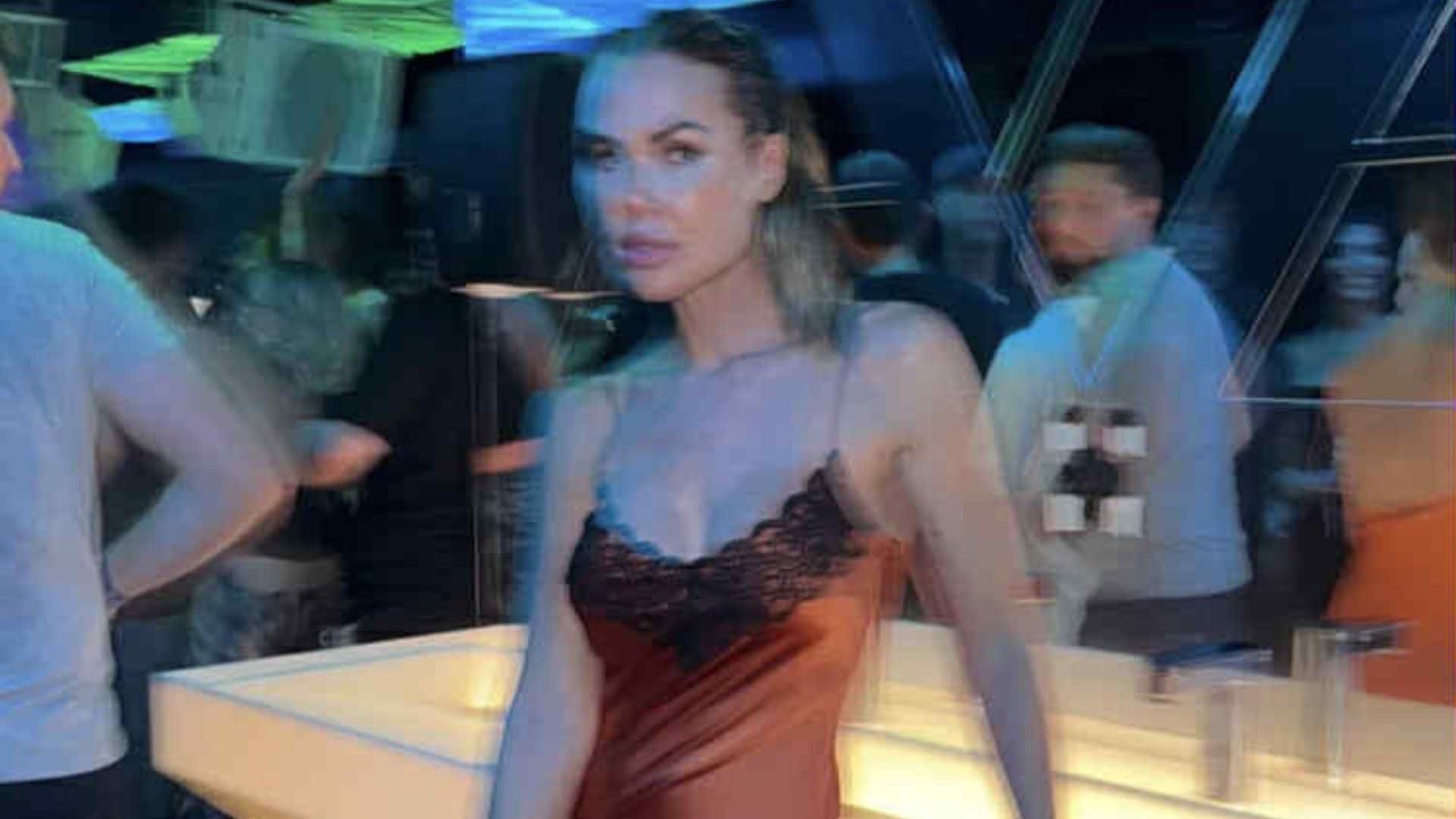 Il look da discoteca da imitare è quello di Ilary Blasi con slip dress e anfibi