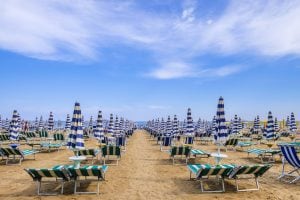 Jesolo, prima spiaggia a introdurre l'area fumatori: multe per chi accende la sigaretta sulla battigia