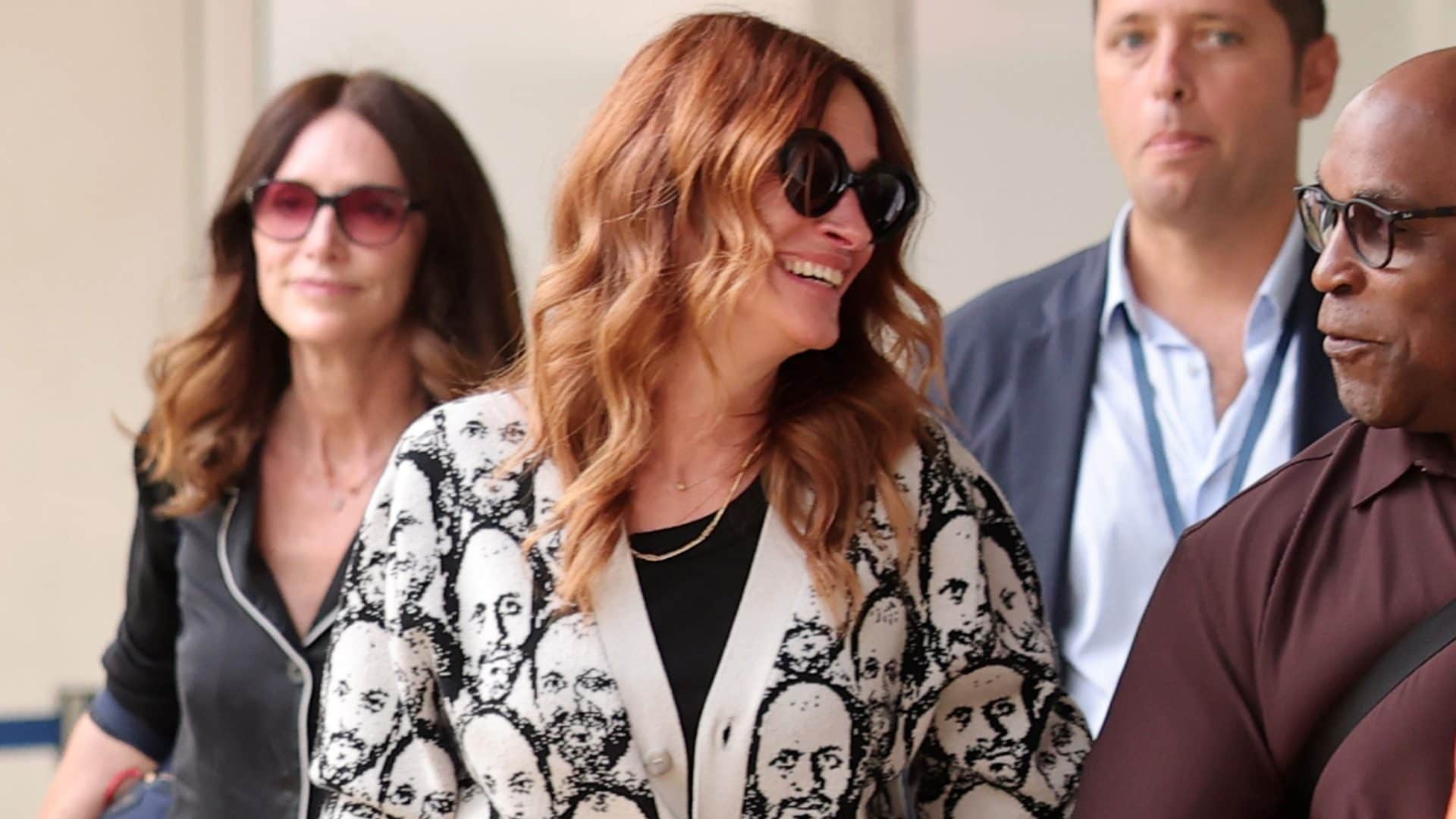 Julia Roberts arriva a Venezia: chi è l'uomo "misterioso" stampato sul suo cardigan