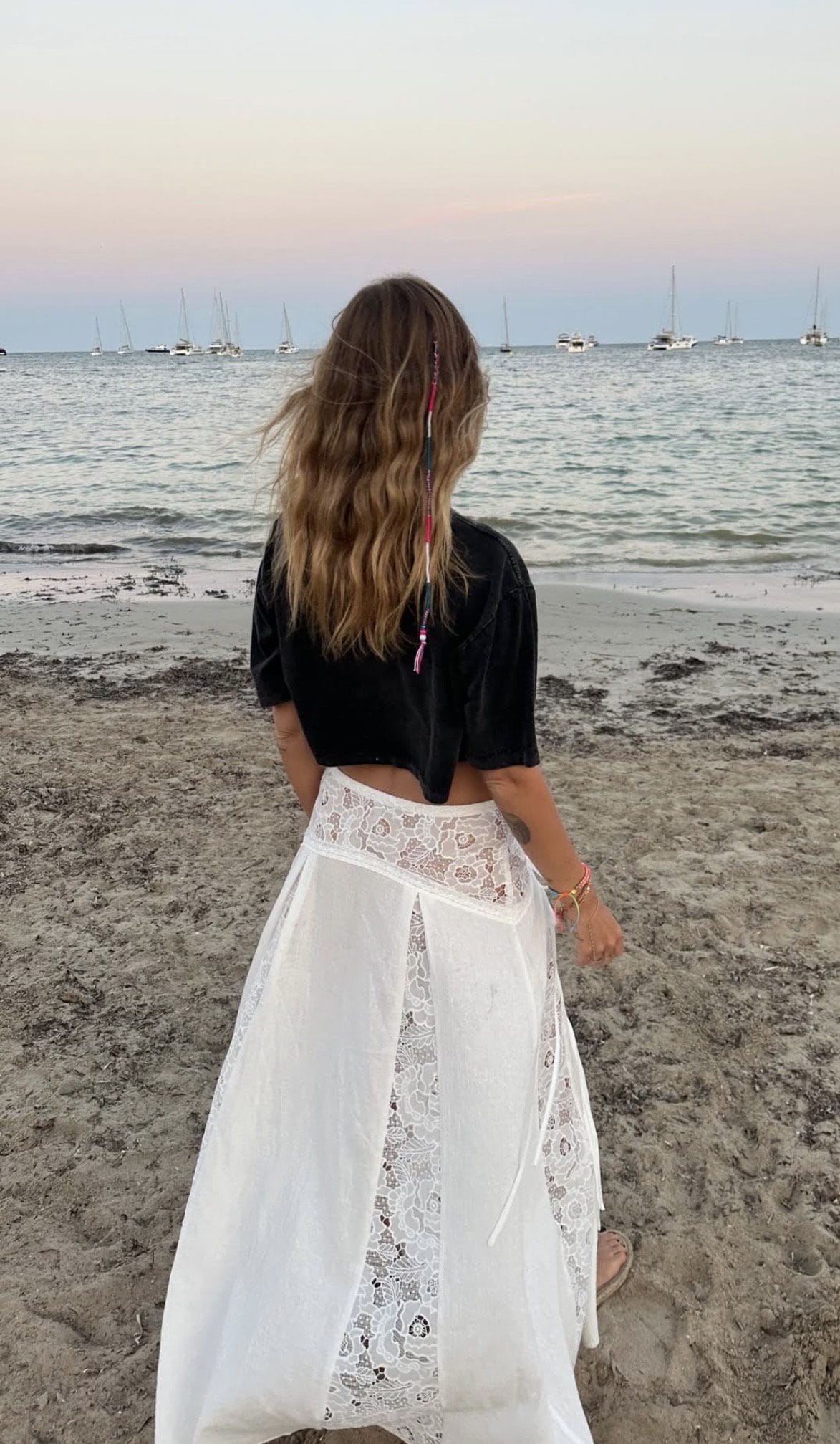 Il look di Chiara Ferragni con treccina colorata tra i capelli