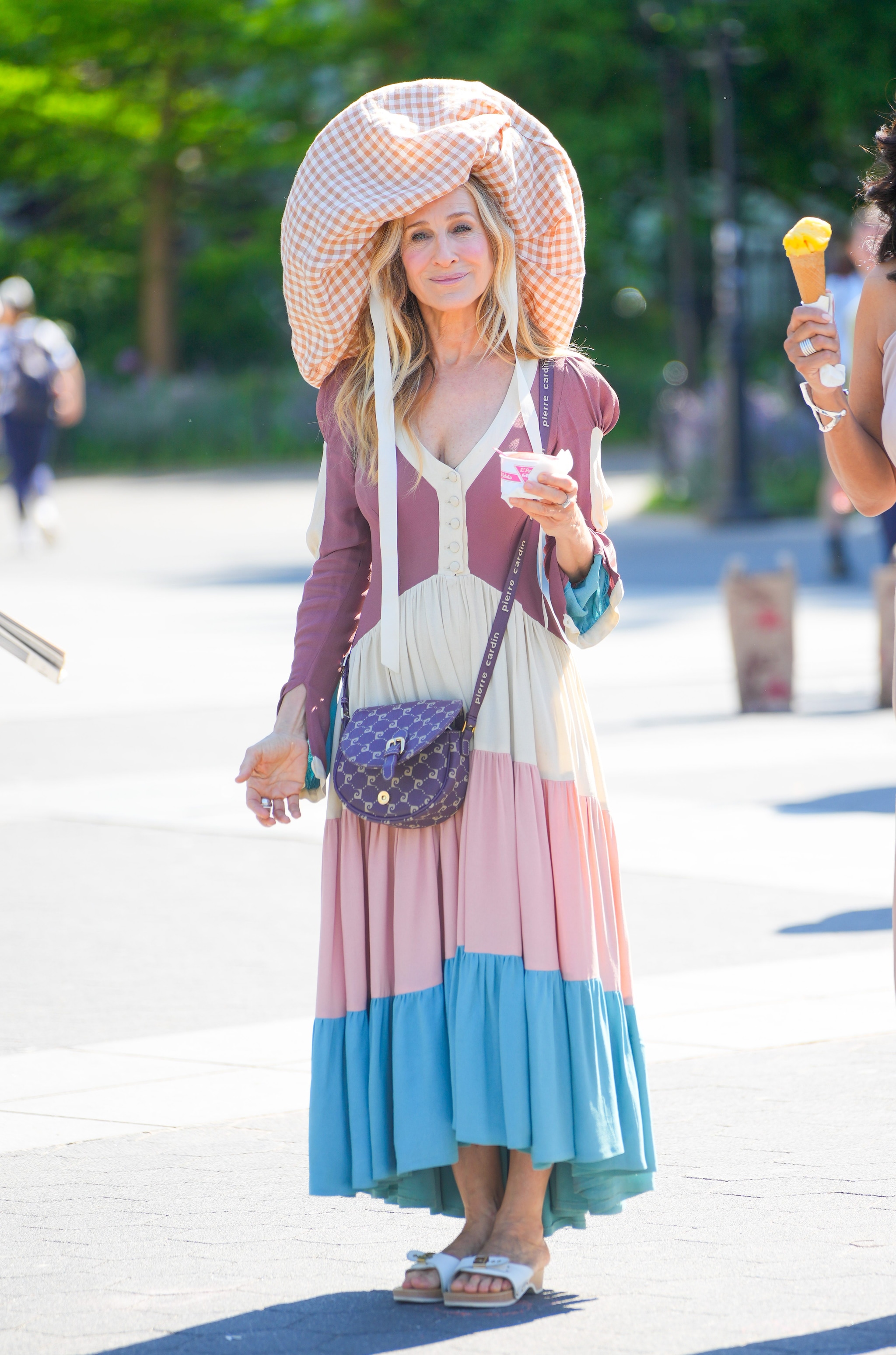 Sarah Jessica Parker con abito Ossie Clark e borsa vintage Pierre Carin nell’ultima serie di And Just Like That