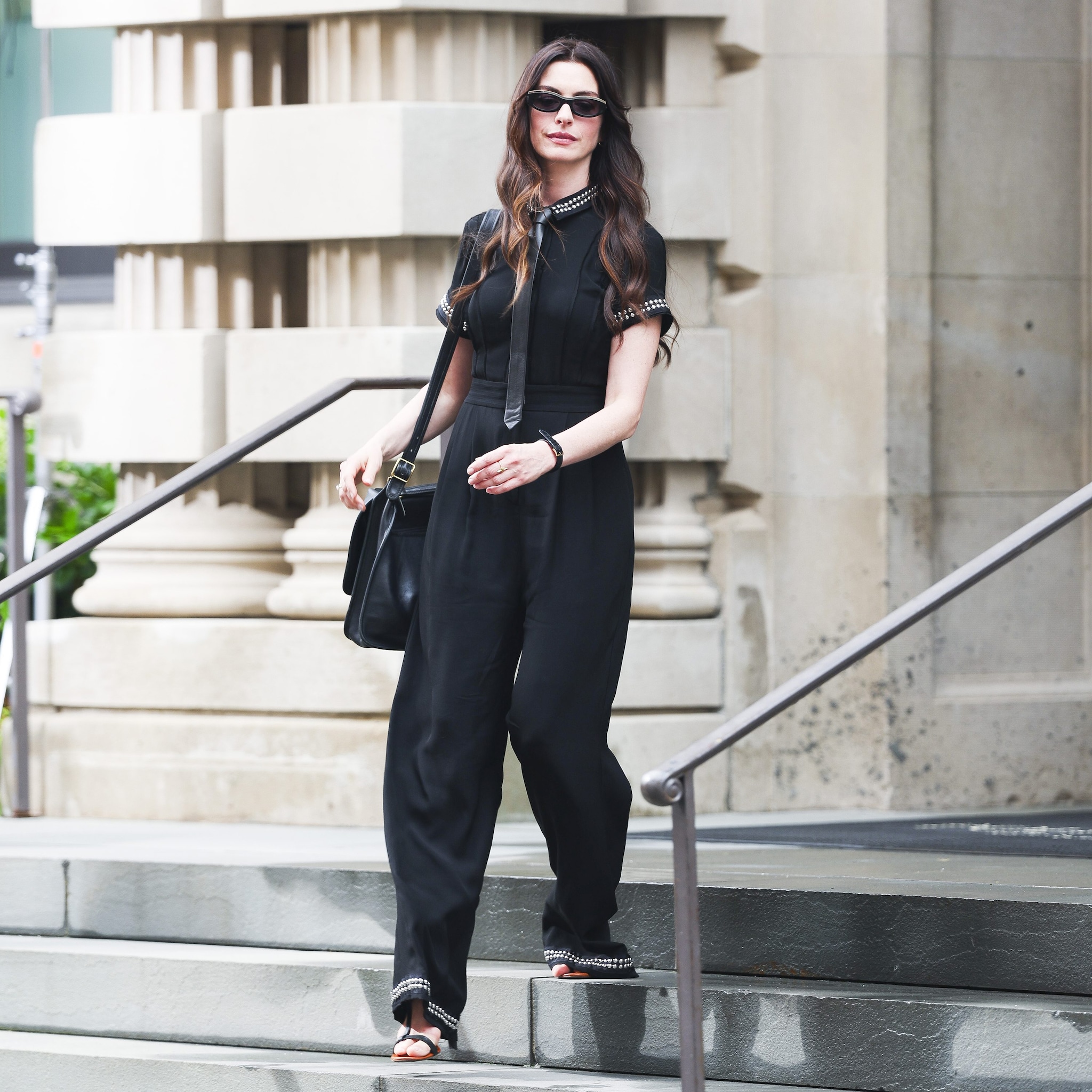 Anne Hathaway indossa sandali Chloe e borsa Coach