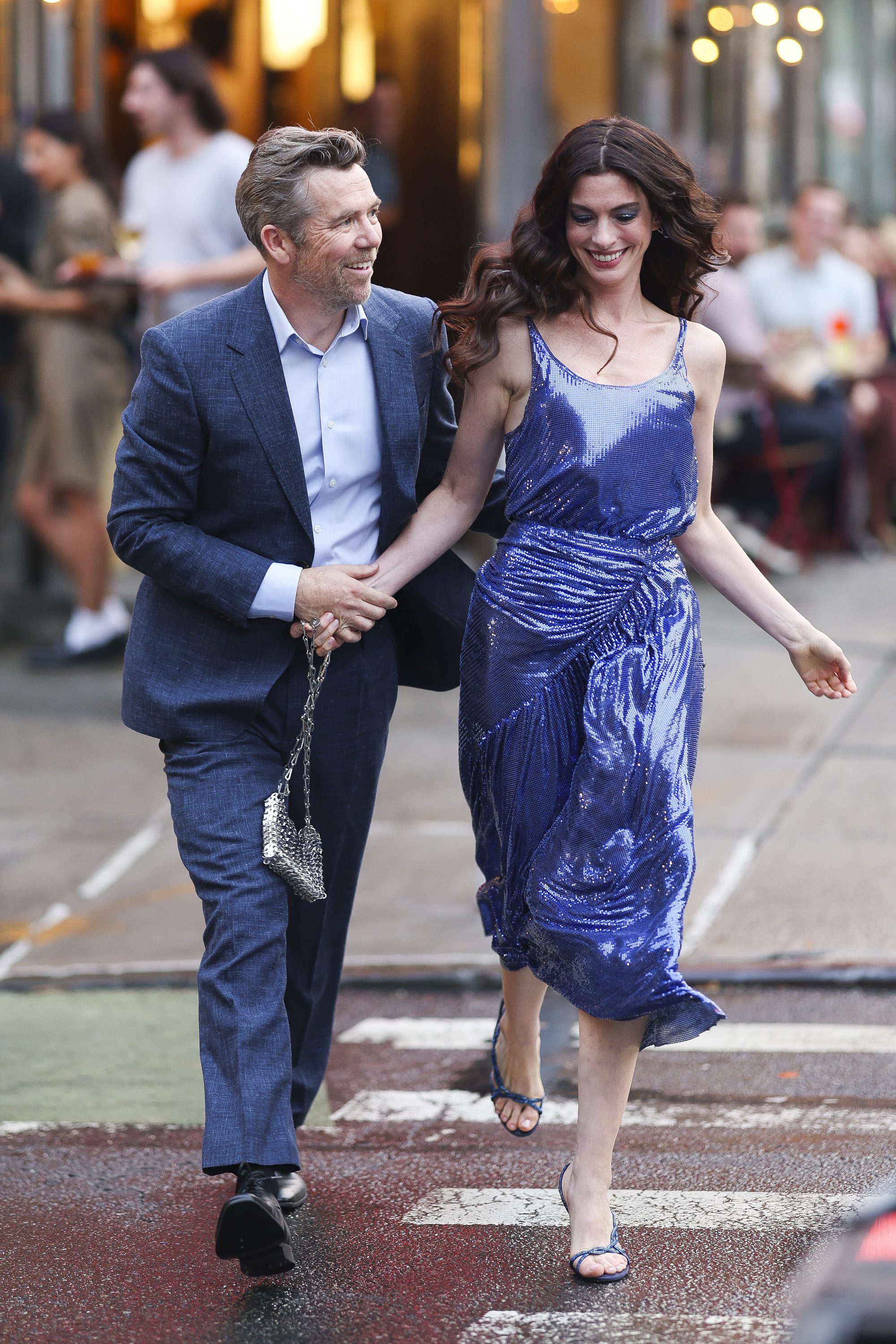 Anne Hathaway e Patrick Brammal in una scena de Il Diavolo Veste Prada 2