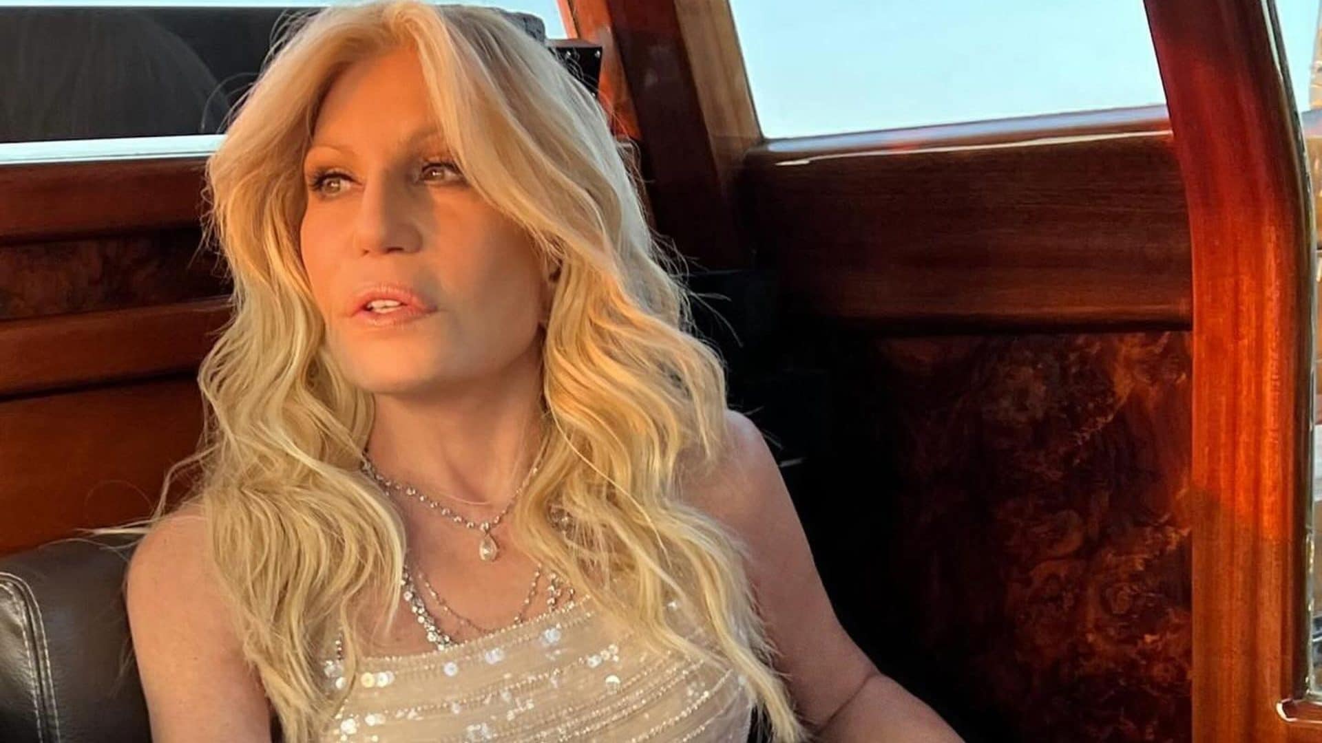 Il nuovo beauty look di Donatella Versace: il make-up da imitare è naturale e a effetto glow