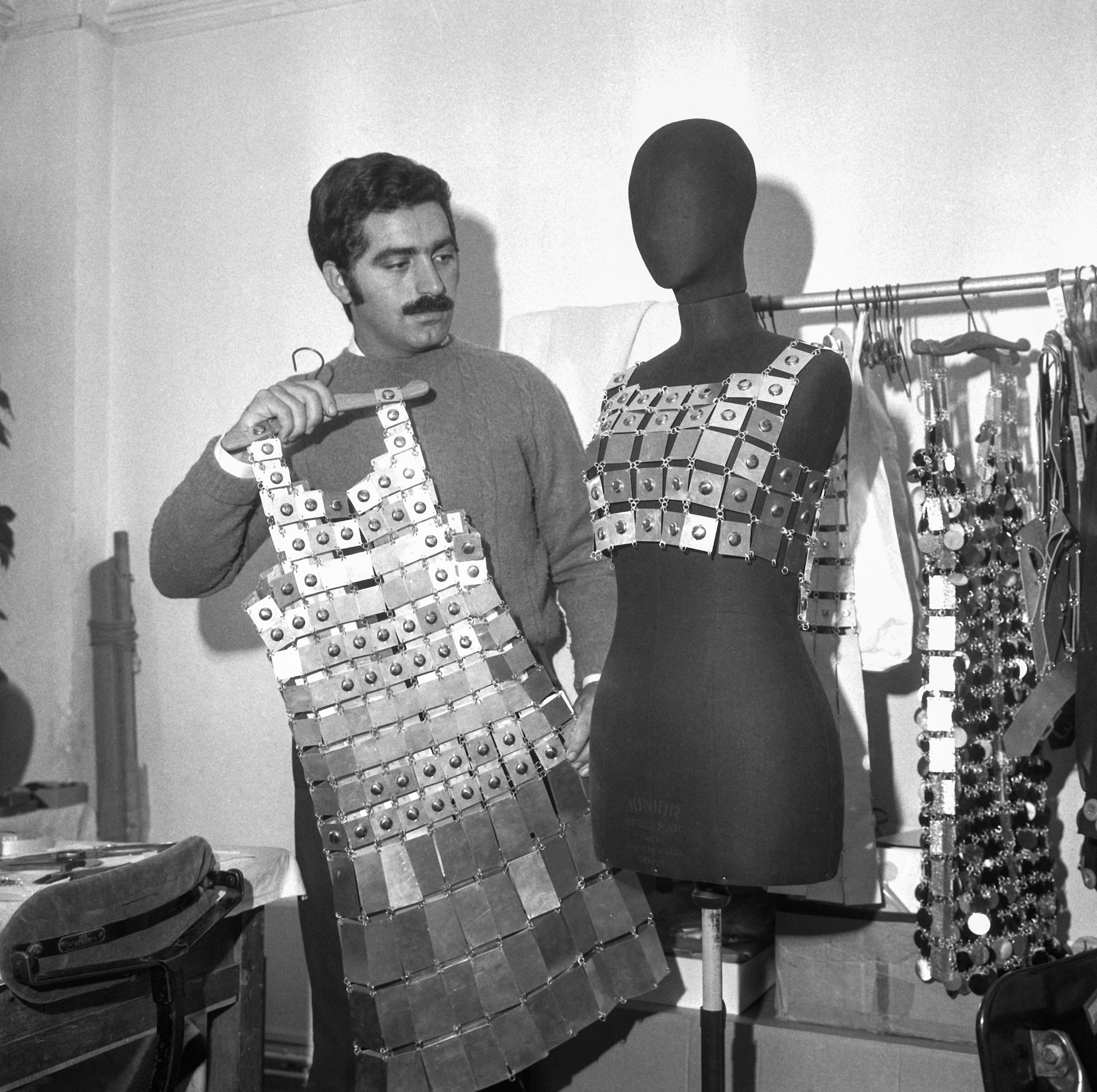 Paco Rabanne nel 1968 con il suo abito più celebre