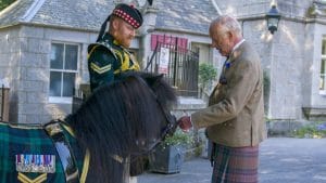Perché re Carlo III in Scozia ha dovuto incontrare un pony