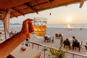 Non solo l'ombrellone, questa estate costa tutto di più: prezzi aumentati dalla birra ai musei