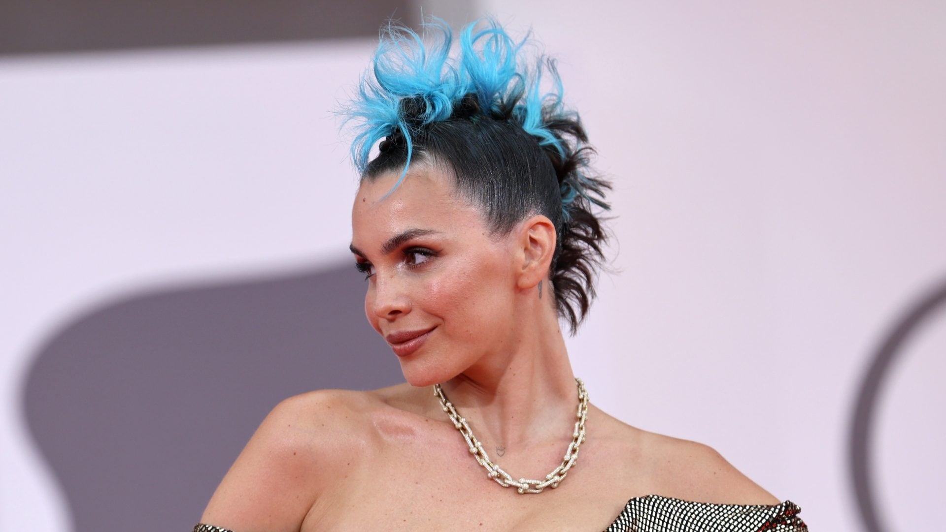 Rose Villain cambia look al Festival di Venezia 2025: è una diva punk con la cresta azzurra