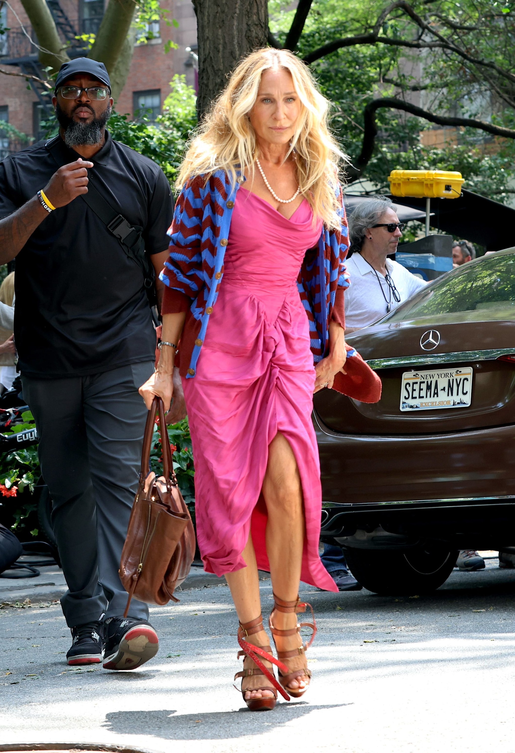 Sarah Jessica Parker sul set dell’ultima serie di And Just Like That con abito e accessori Vivienne Westwood
