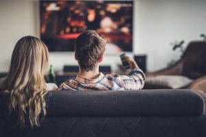 Perché restiamo nelle "situationship” incastrati in relazioni senza futuro e senza impegno