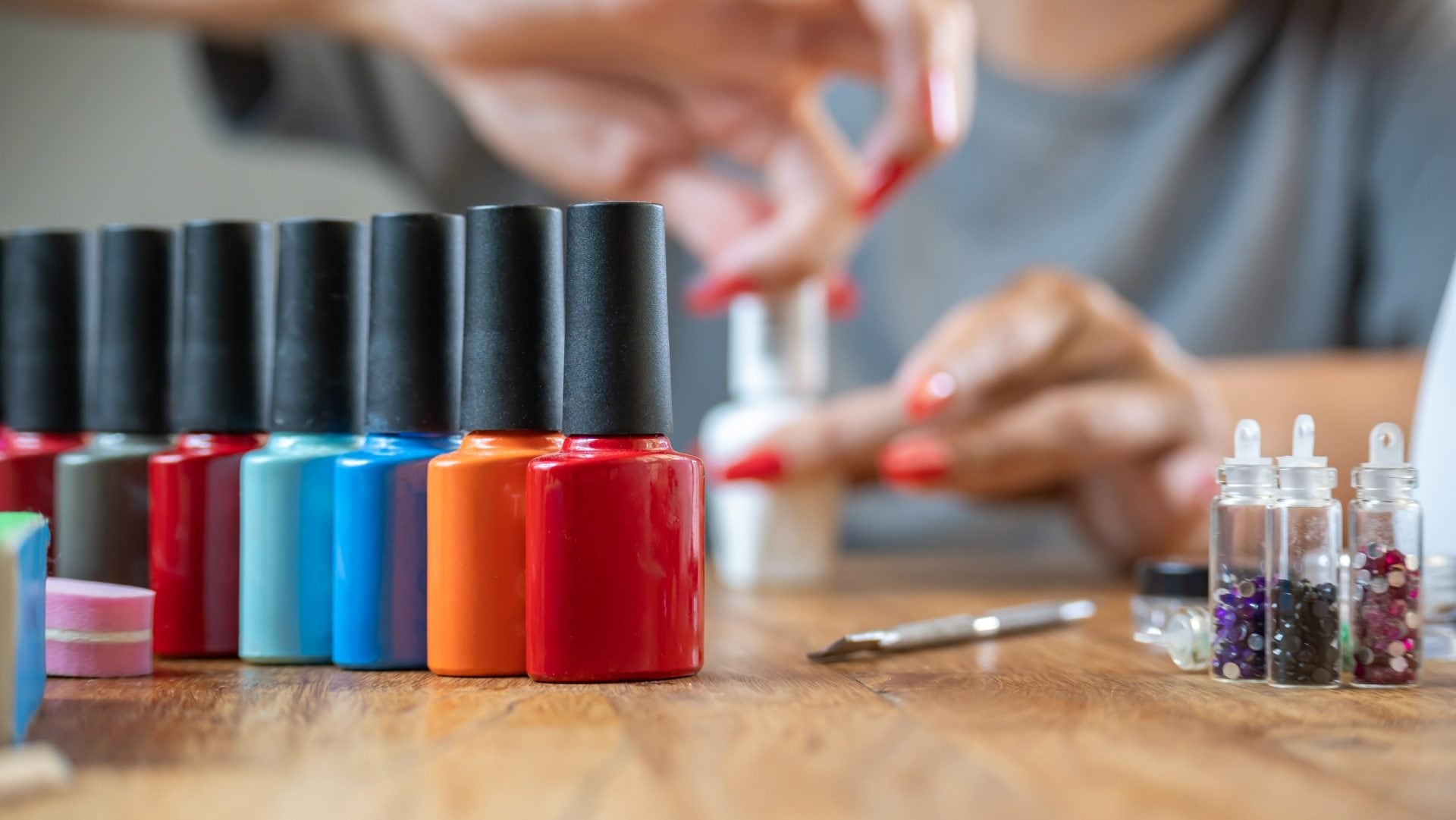 Quali smalti usare in casa dopo i divieti UE: perché bisogna evitare le rimozioni aggressive