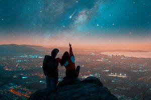 Dove vedere le stelle cadenti: luoghi e esperienze per l’astroturismo