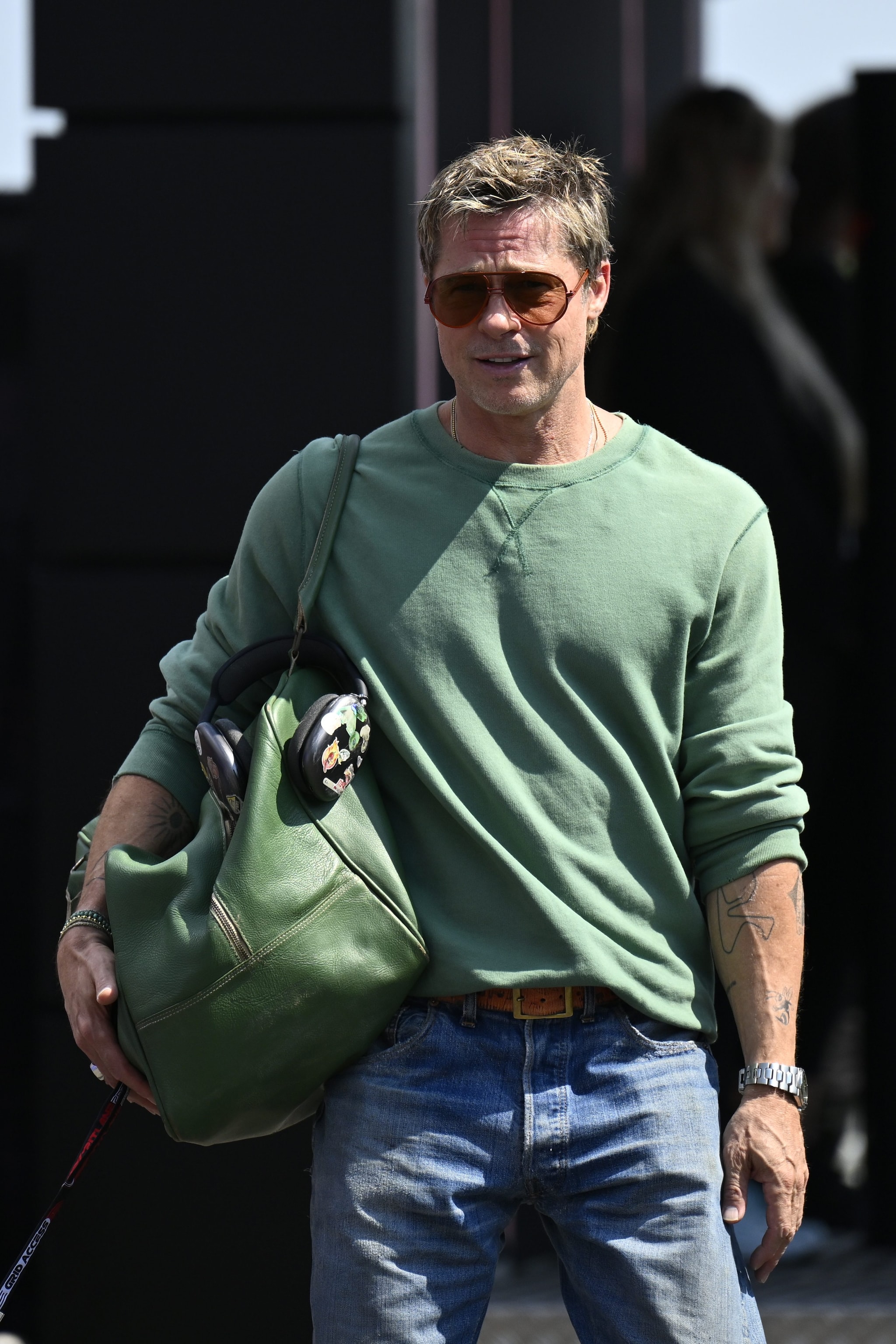 Brad Pitt con una tote bag e le cuffie cablate