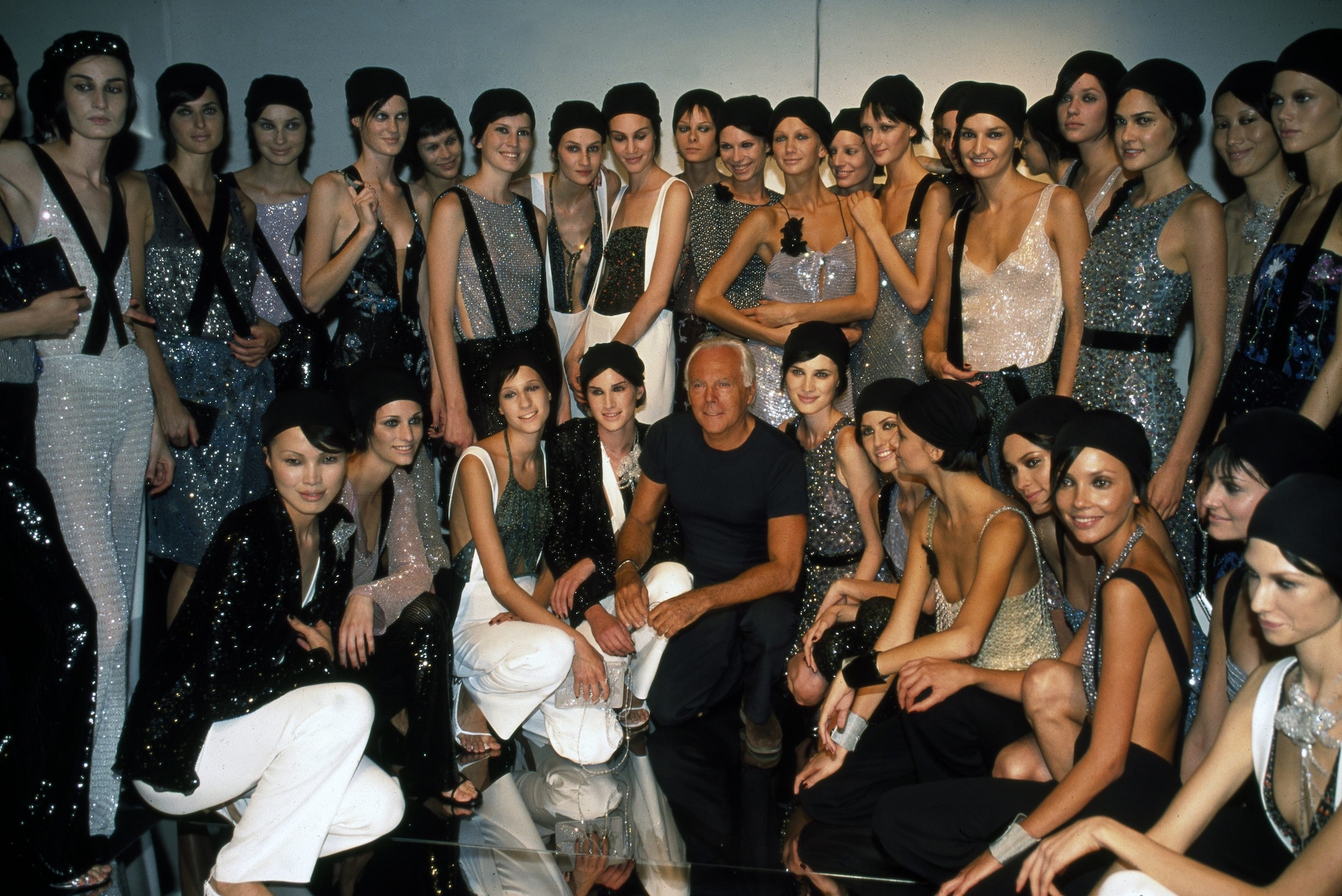 La foto di rito con le modelle nel finale di ogni sfilata Armani