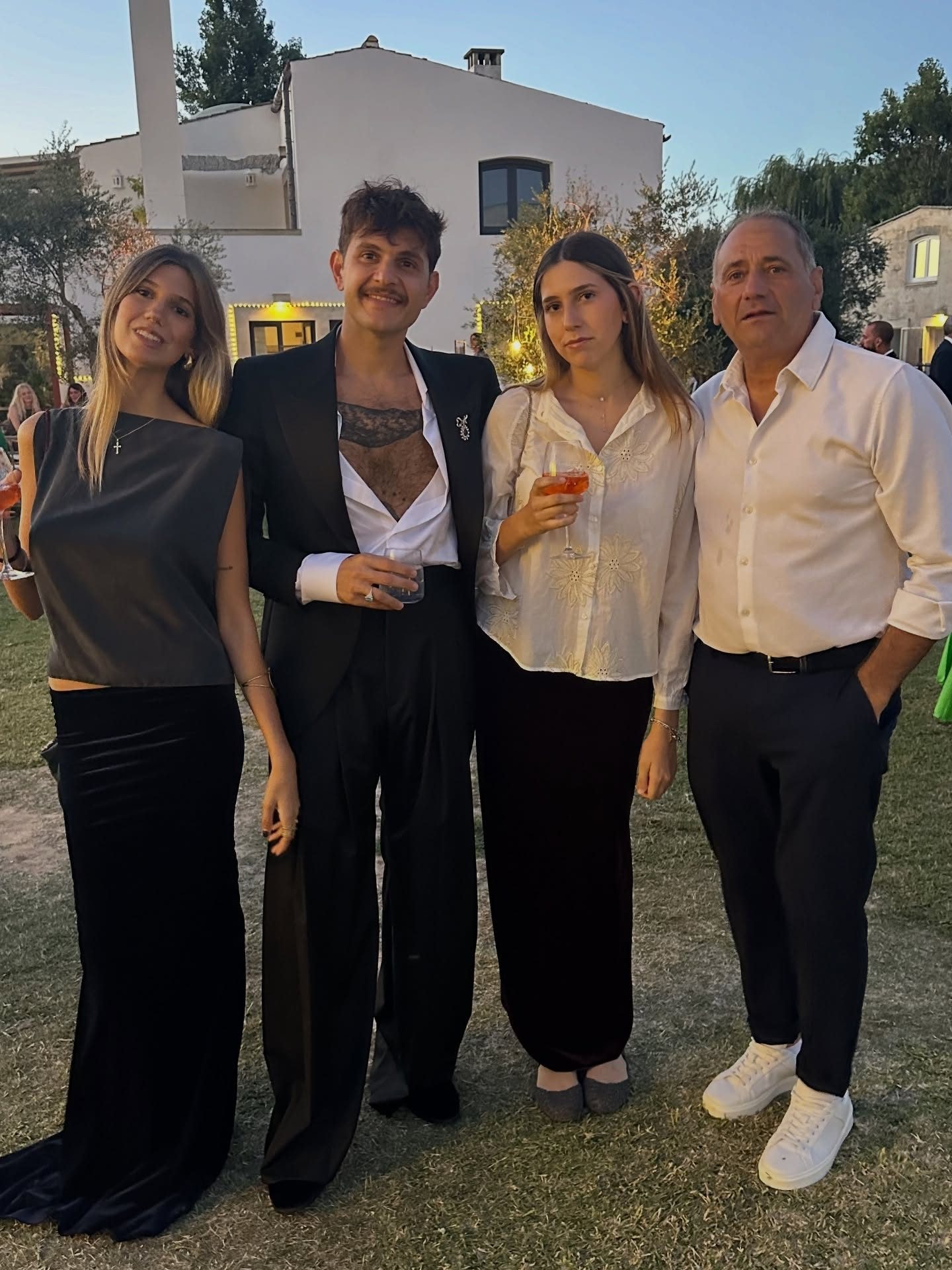 Renzo Rubino con gli invitati