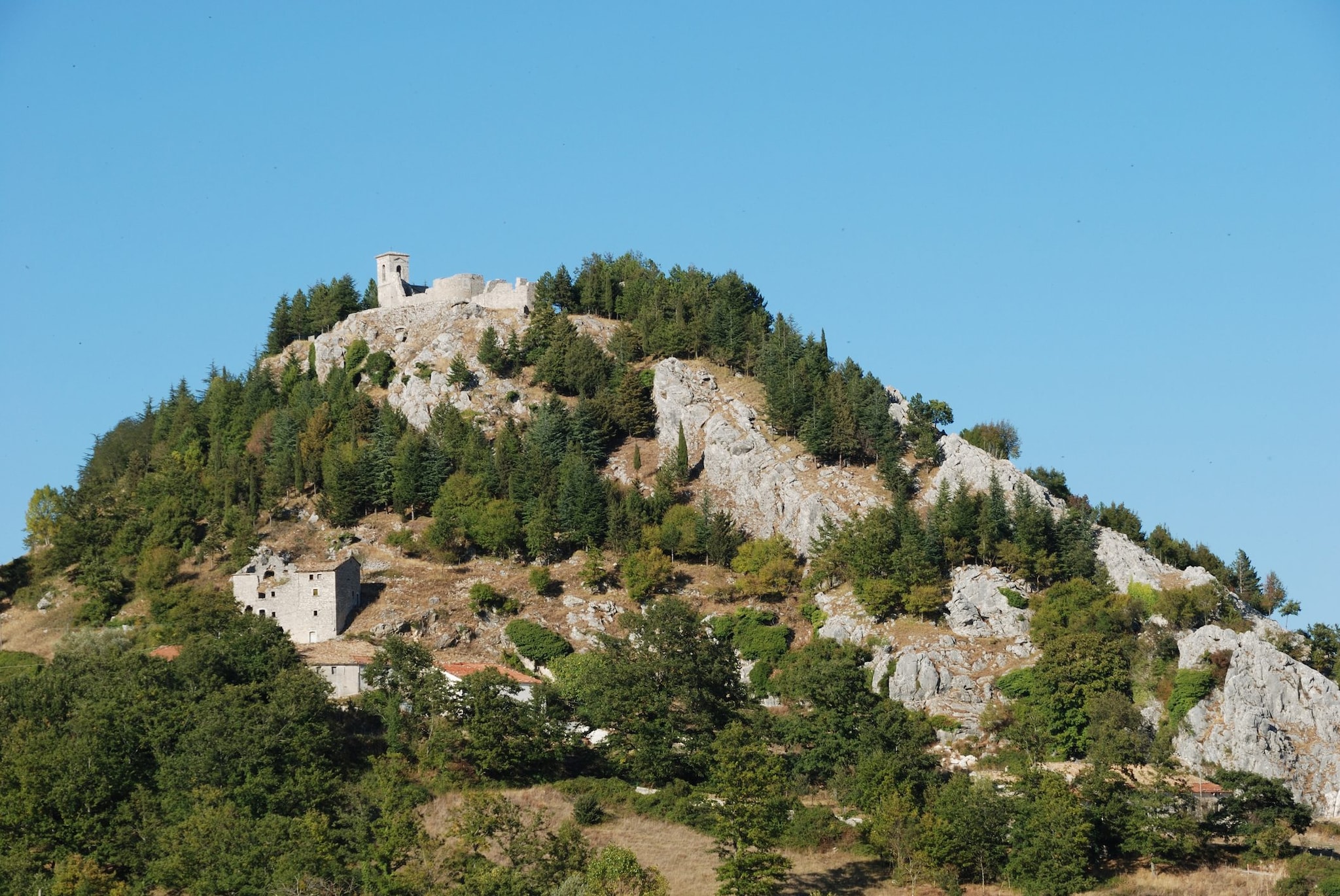 Castiglione di Carovilli e la chiesa Ammond