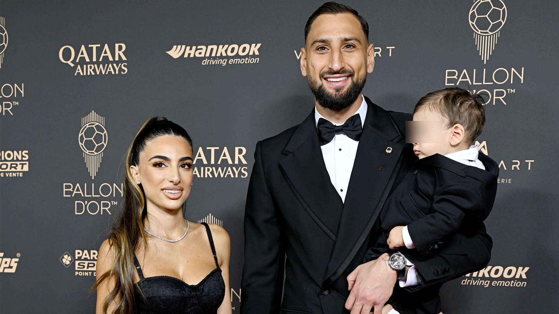 Gianluigi Donnarumma con la famiglia al Pallone d'oro 2025: quanto costano gli abiti scelti per la serata 