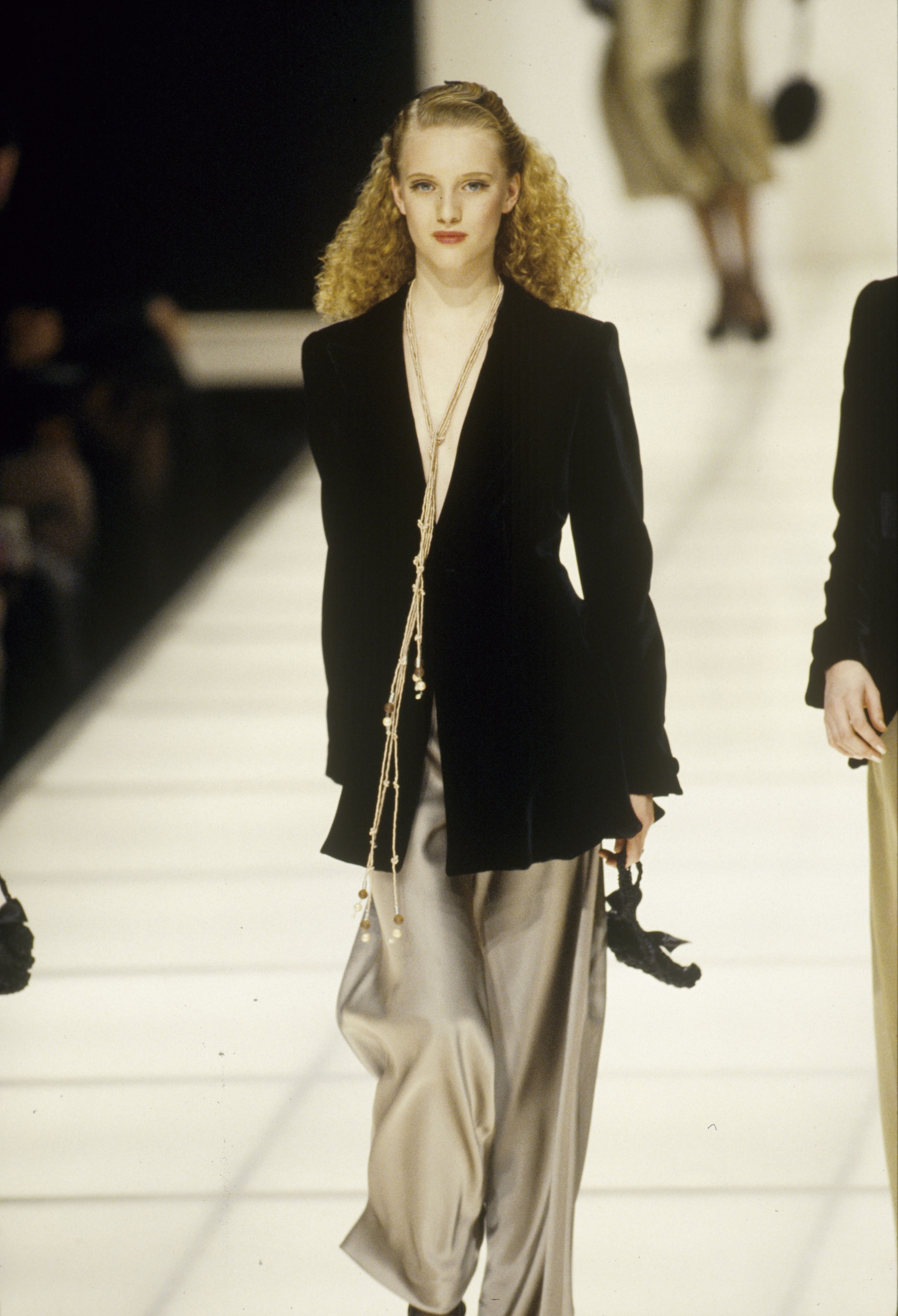 Una giacca in velluto della collezione Emporio Armani Fall 1995