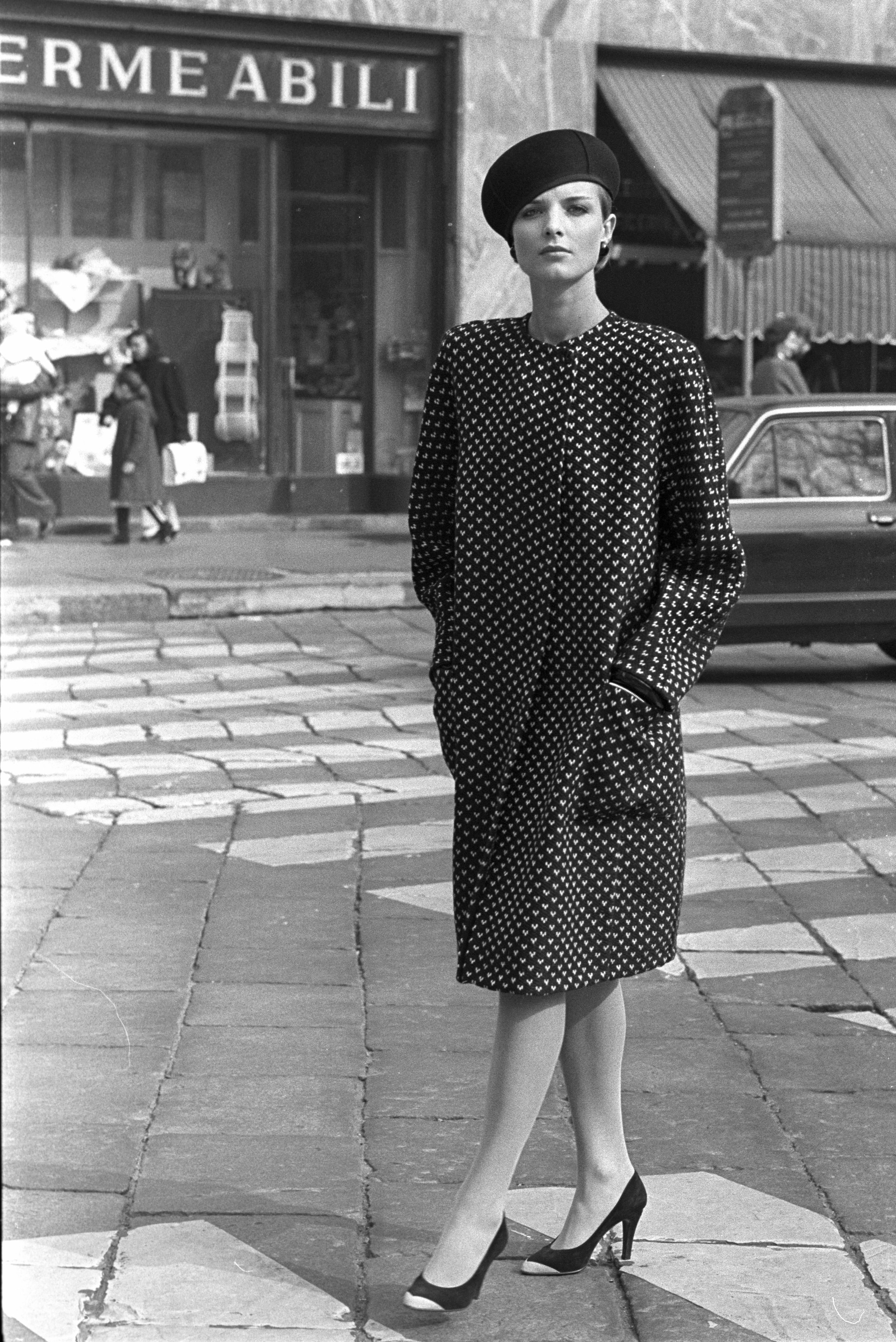 Un look con basco della collezione Armani Fall 1983