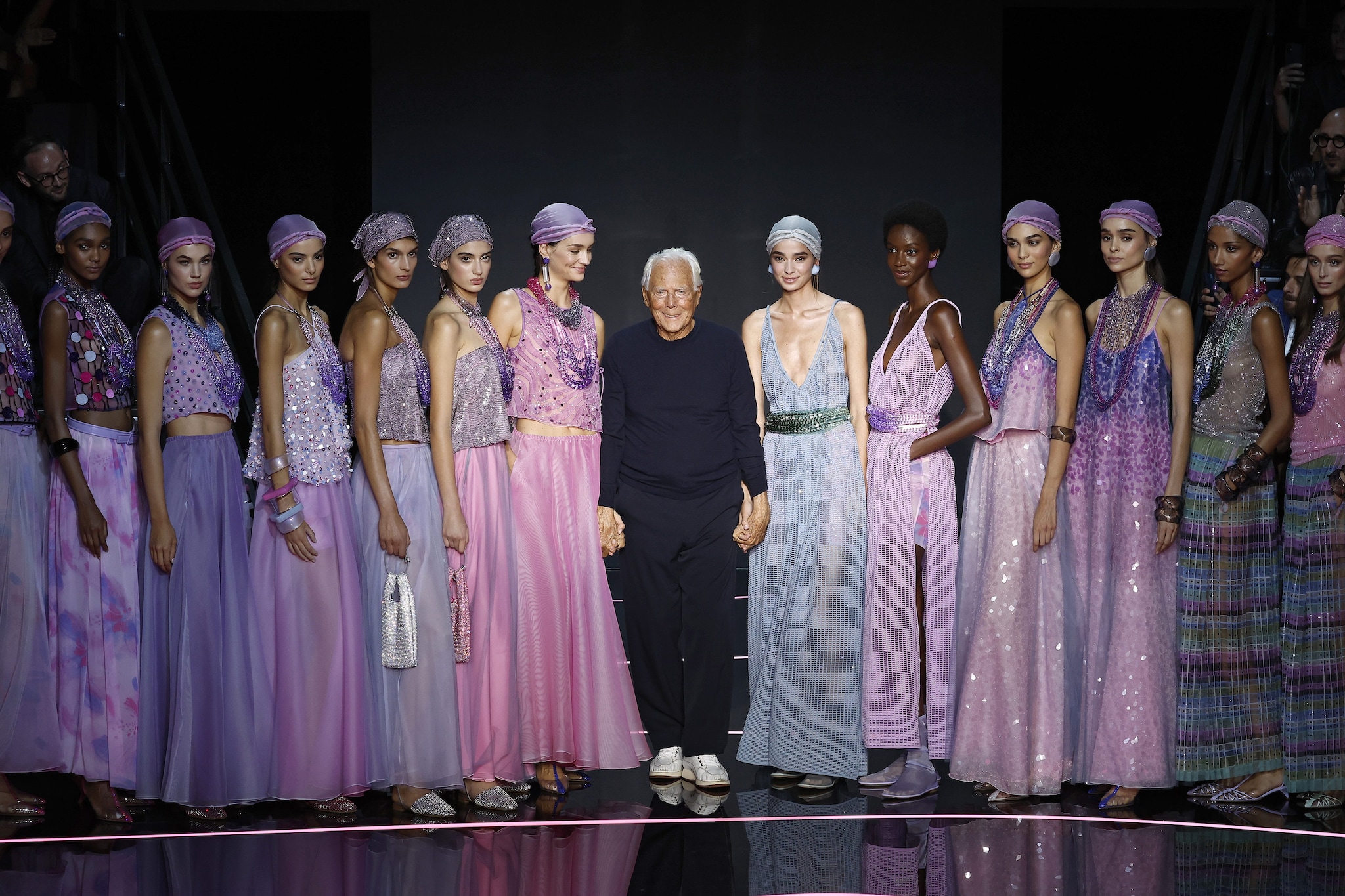 La foto di rito con le modelle nel finale di ogni sfilata Armani