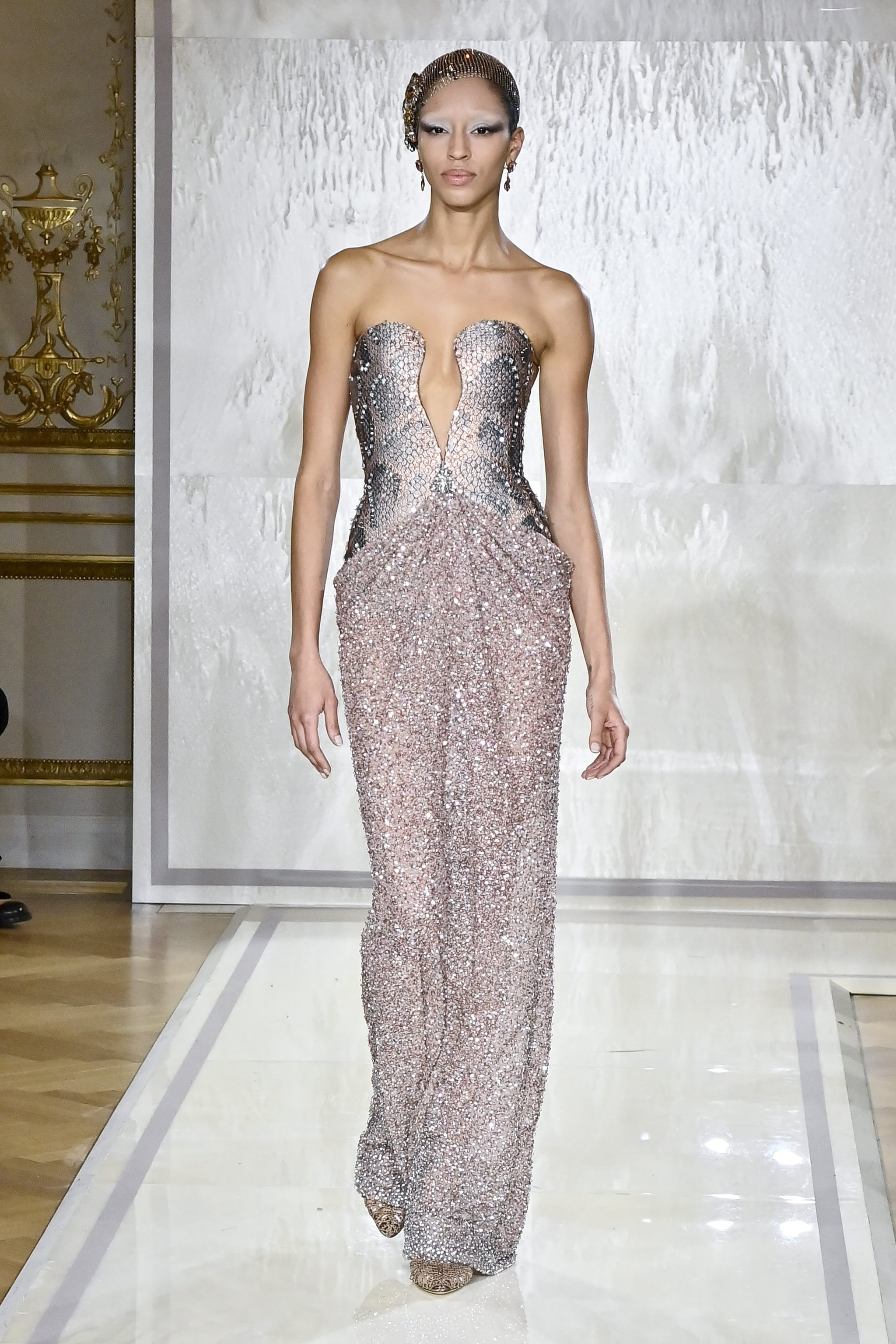 Un look dalla sfilata Spring–Summer 2025 di Giorgio Armani Privè