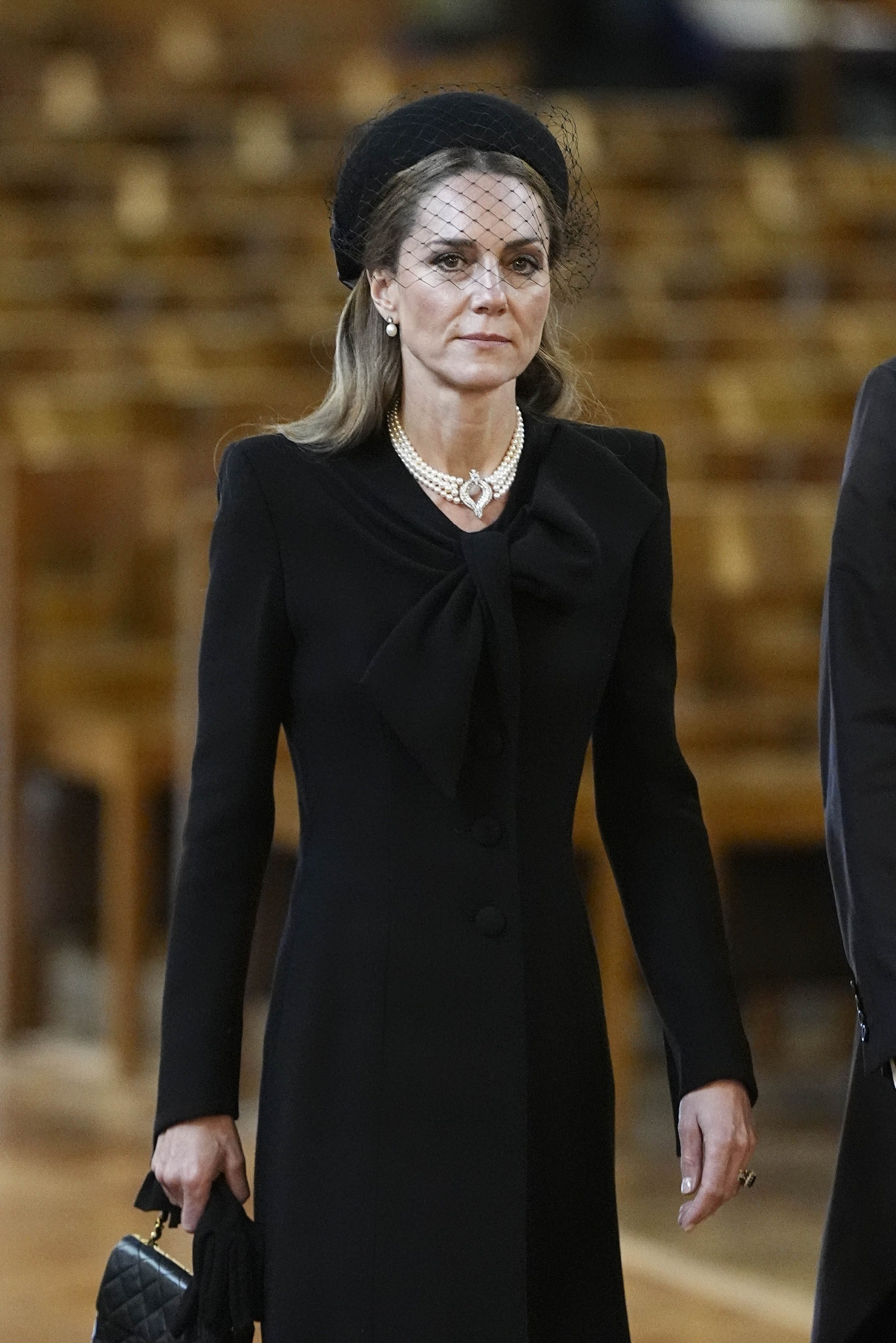 Kate Middleton con collana di perle e veletta