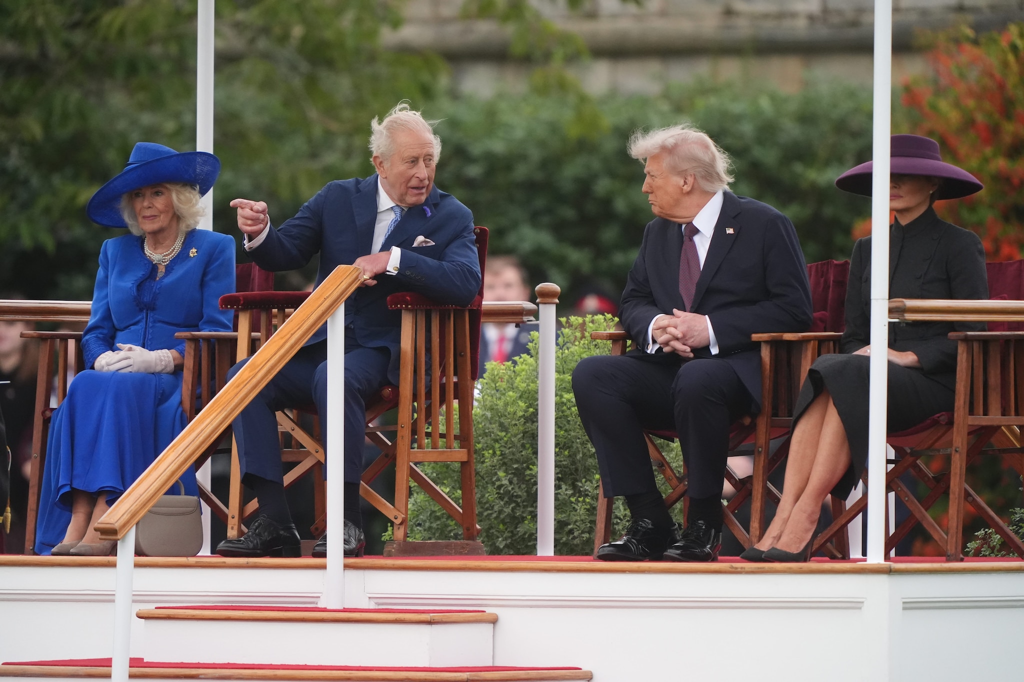 Camilla con la spilla a forma di fiore Tiffany&Co. regalatale da Donald Trump