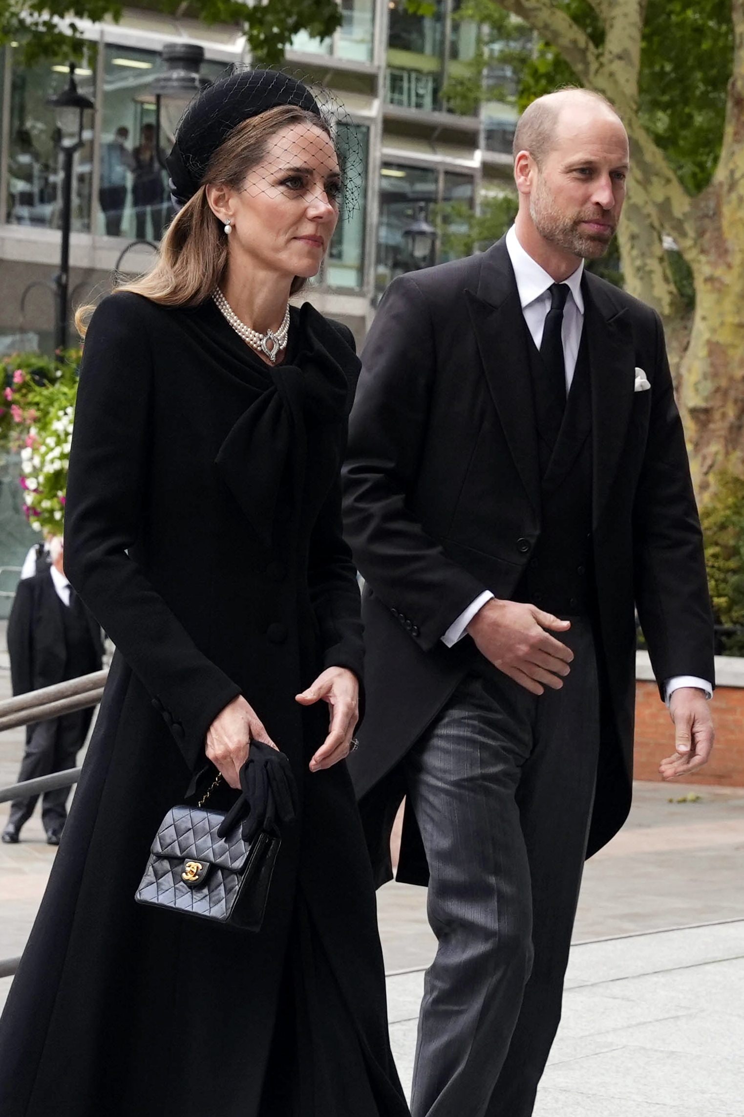 Kate Middleton in Catherine Walker e borsa Chanel