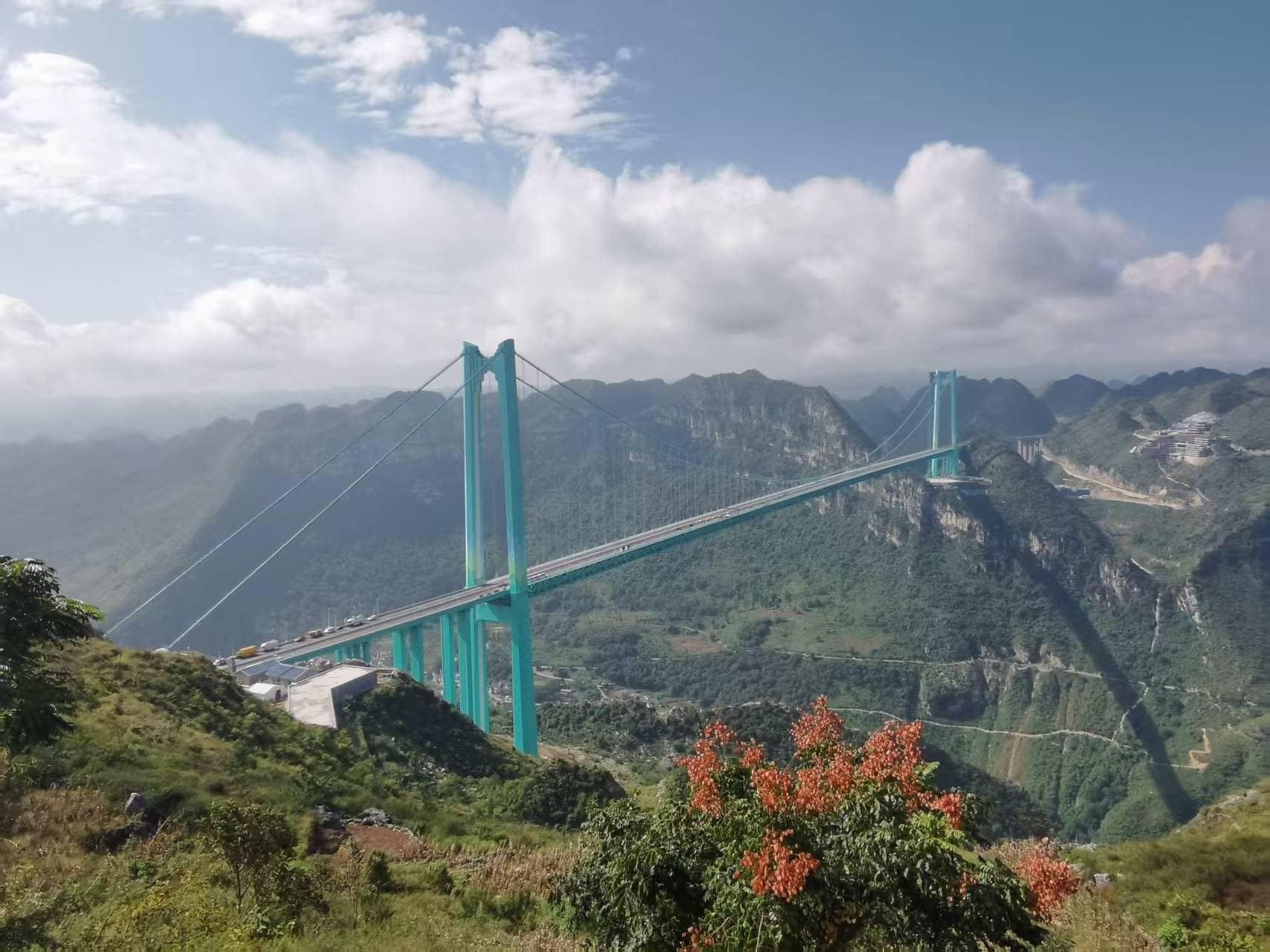 Dove è stato appena inaugurato il ponte più alto del mondo, sospeso tra le montagne