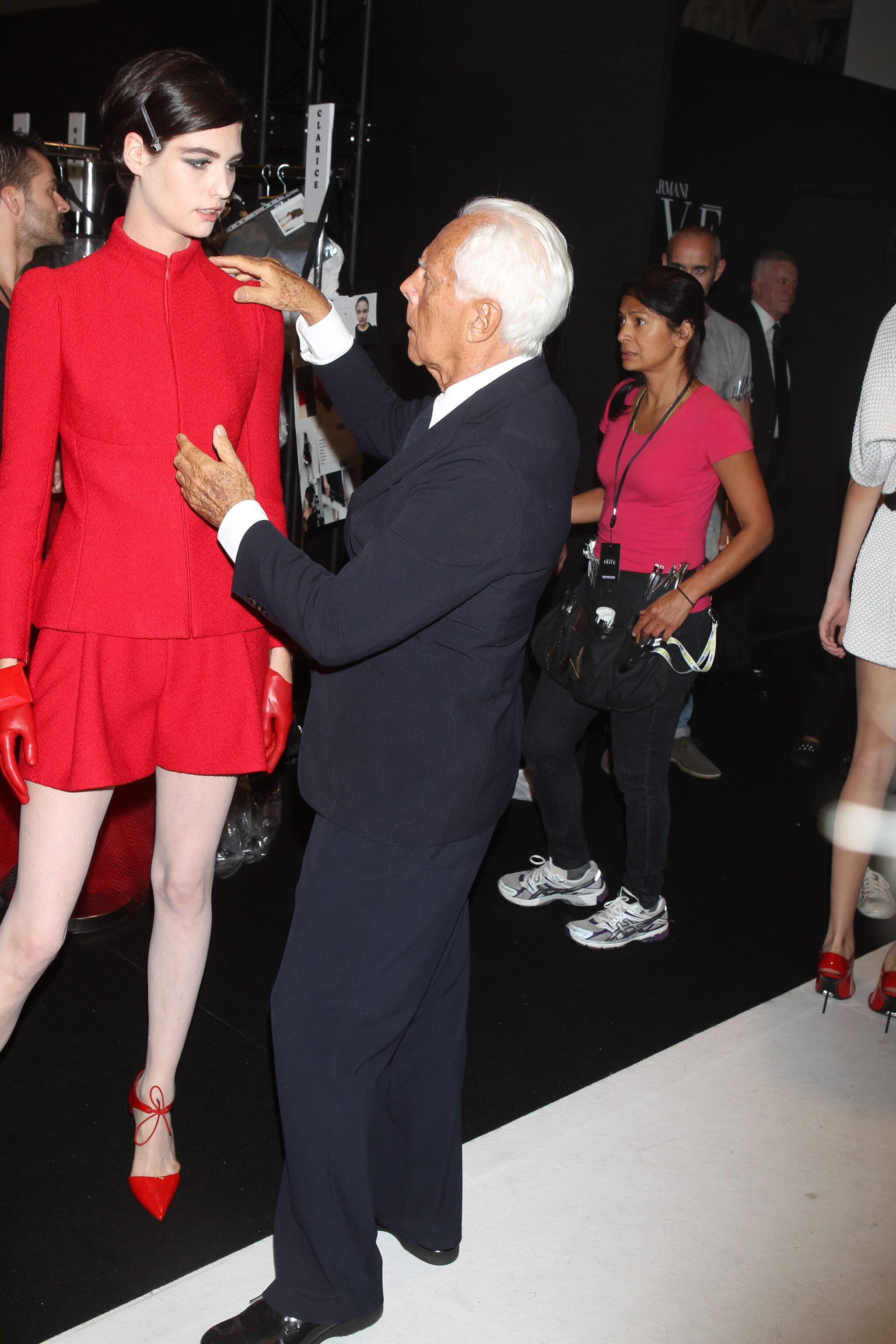 Giorgio Armani nel 2014 a Parigi controlla gli ultimi dettagli nel backstage della sfilata Couture