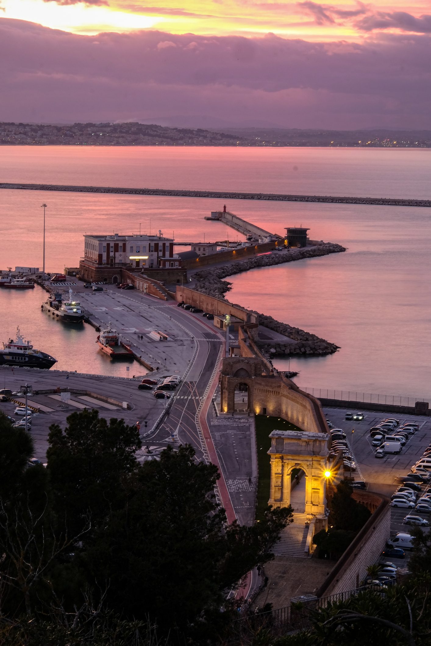 Il molo antico e l’arco di Traiano