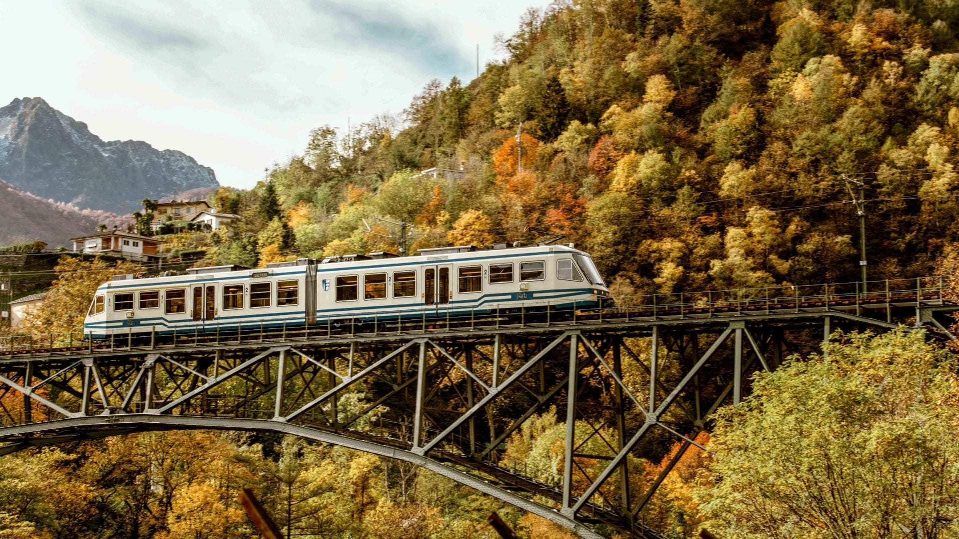 Il treno del Foliage sul Ponte di Intragna