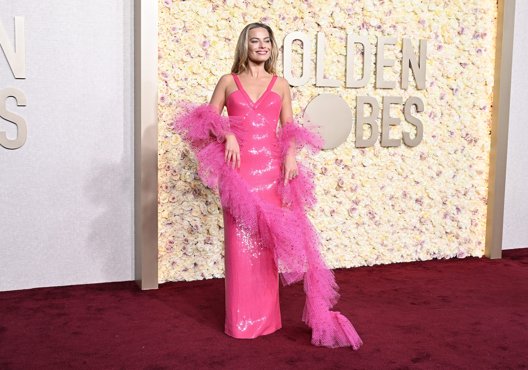 Margot Robbie in Giorgio Armani Privé ai Golden Globes 2024