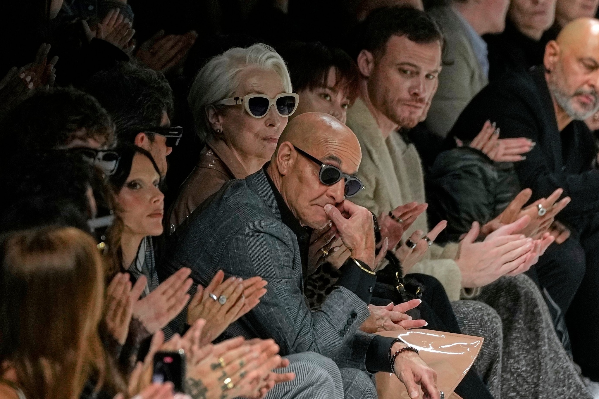 Miranda e Nigel nel front row della sfilata