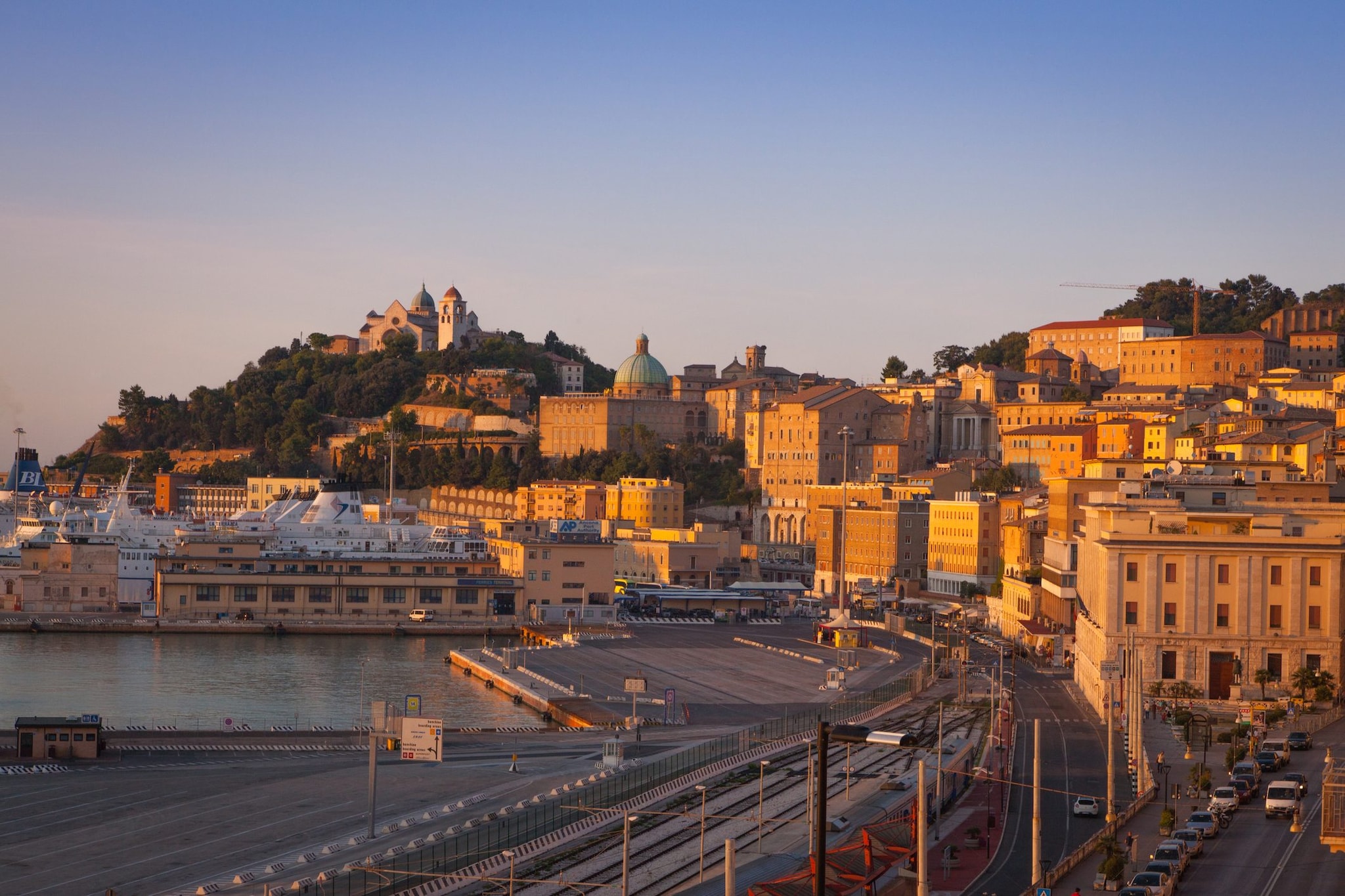 Porto e centro città di Ancona