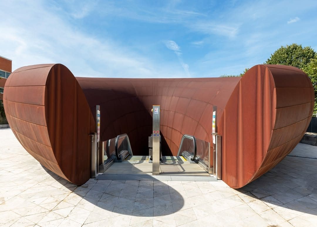 Il significato della scultura di Anish Kapoor nella nuova metropolitana di Napoli