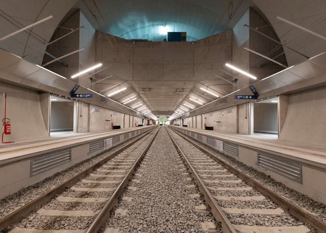 Anish Kapoor, Monte Sant’Angelo Station. Naples, Italy. Photograph by Amedeo Benestante