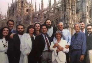Giorgio Armani coi grandi della moda: la foto iconica davanti al Duomo