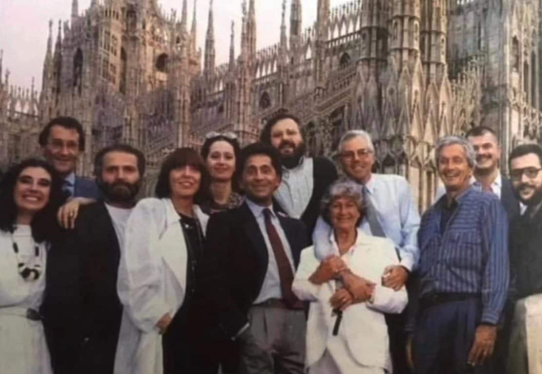 Giorgio Armani coi grandi della moda: la storia della foto iconica davanti al Duomo di Milano
