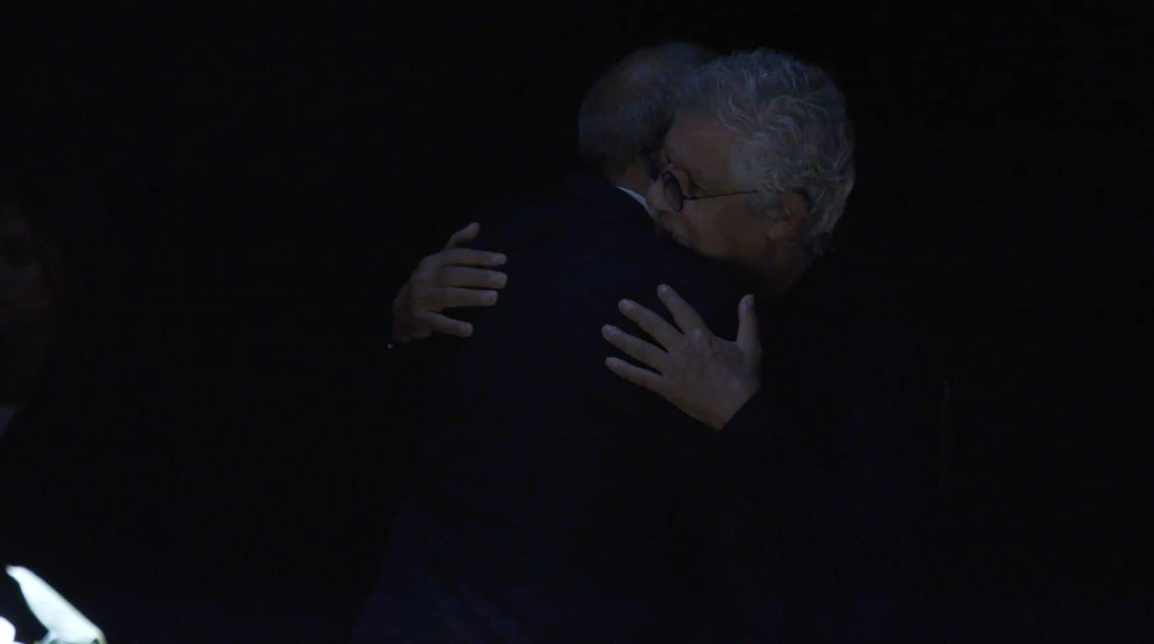 Leo Dell’Orco nella camera ardente (Ufficio Stampa Giorgio Armani)