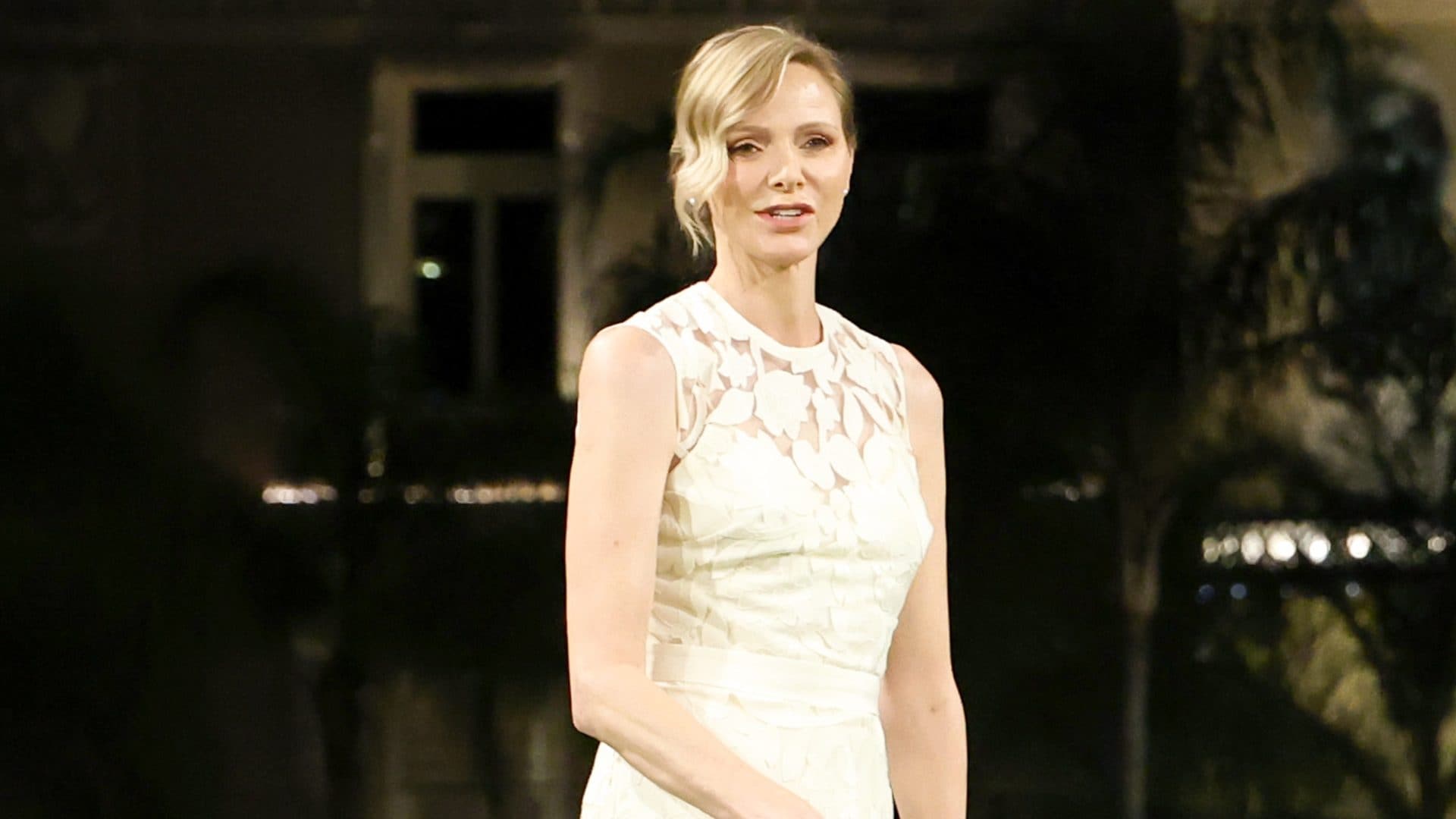 Charlene di Monaco principessa in bianco: l'abito di tulle costa quasi 3mila euro