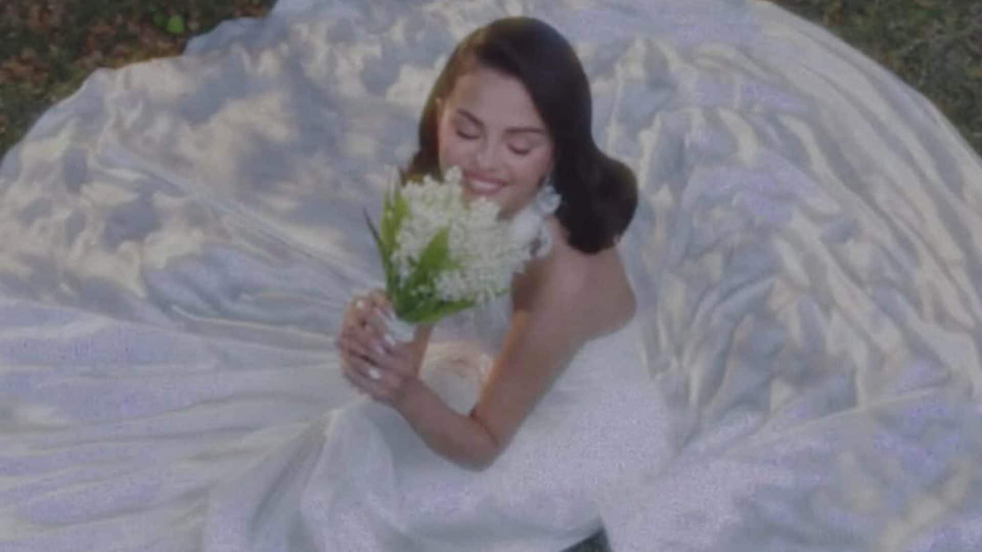 L'abito da sposa di Selena Gomez, chi ha firmato il vestito ispirato all'epoca d'oro di Hollywood