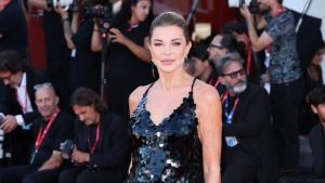 Alba Parietti, paillettes e spacco: quanto costa e chi ha firmato il look