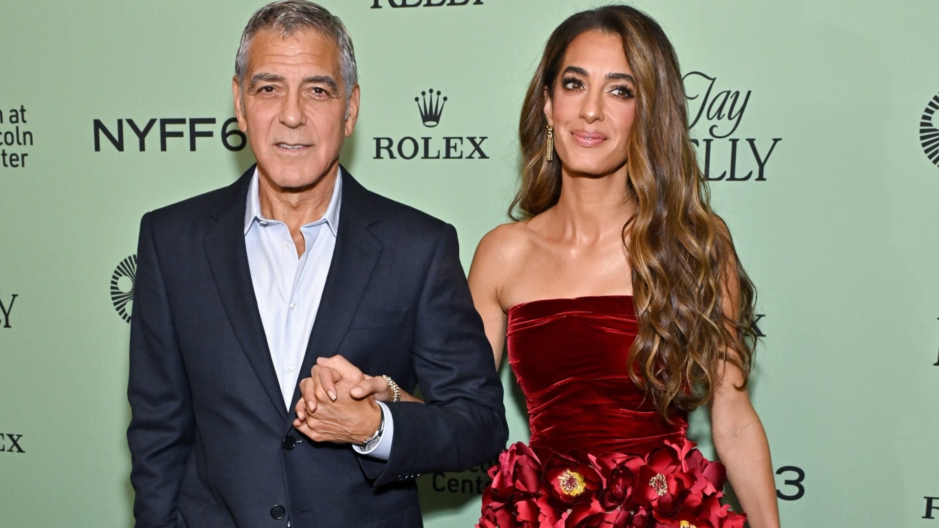 Il look da fiaba di Amal Clooney: chi ha firmato e quanto costa il mini abito con i fiori 3D